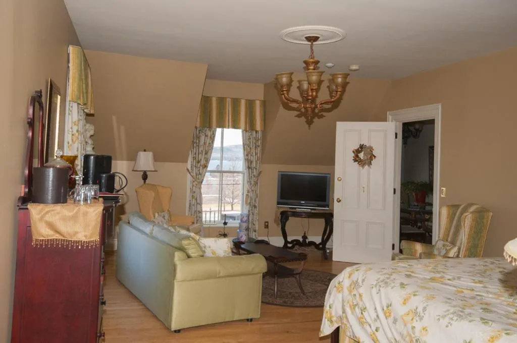 Decorative detail, Bed in Lynwood Inn