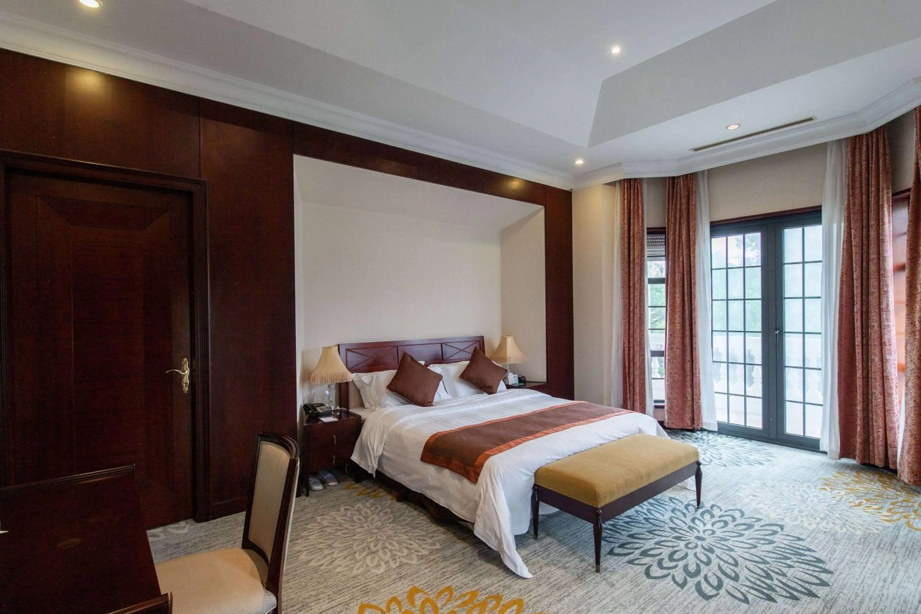 Photo of the whole room, Bed in Ramada Plaza Sino-Bay Shanghai