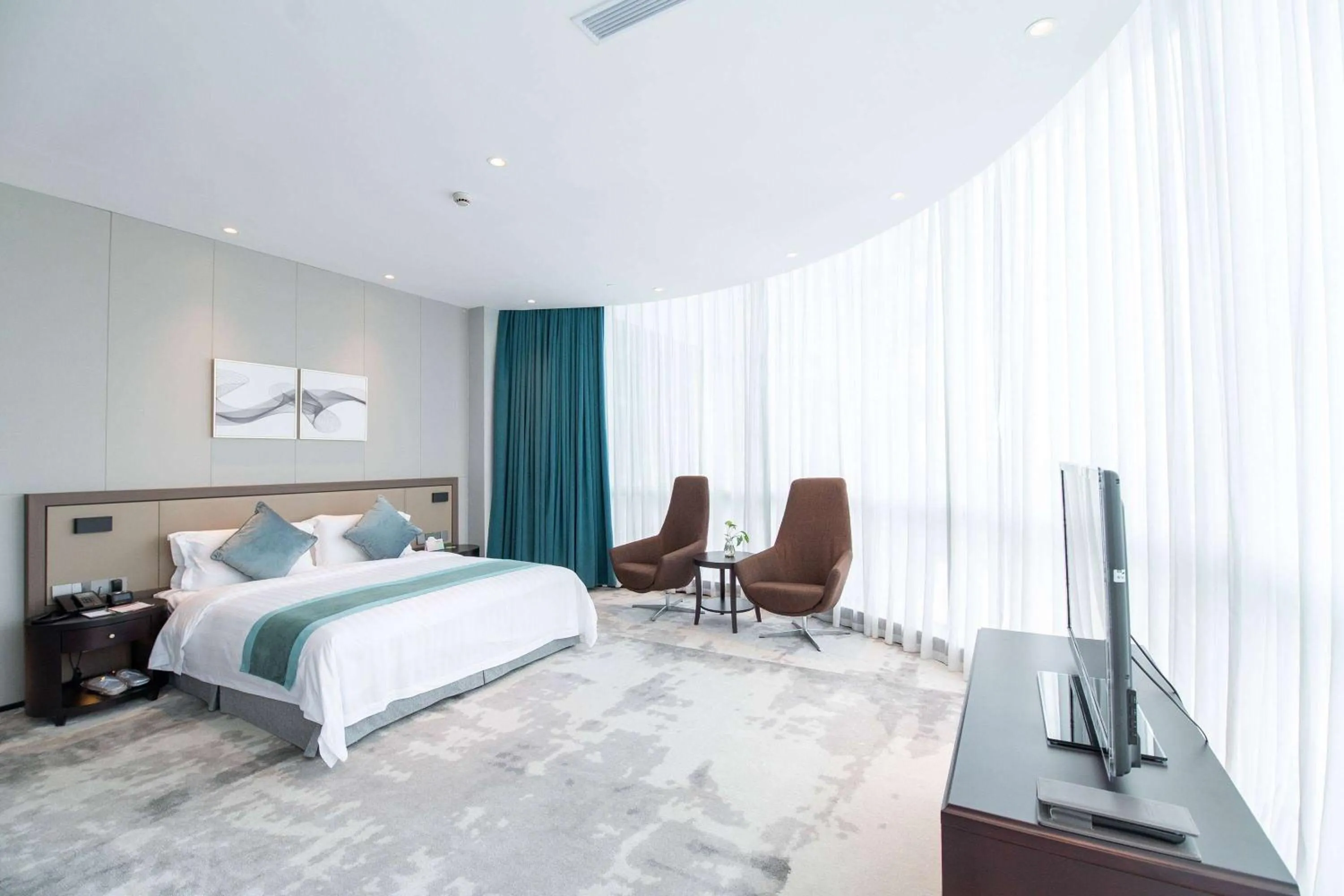 Photo of the whole room, Bed in Ramada Plaza Sino-Bay Shanghai