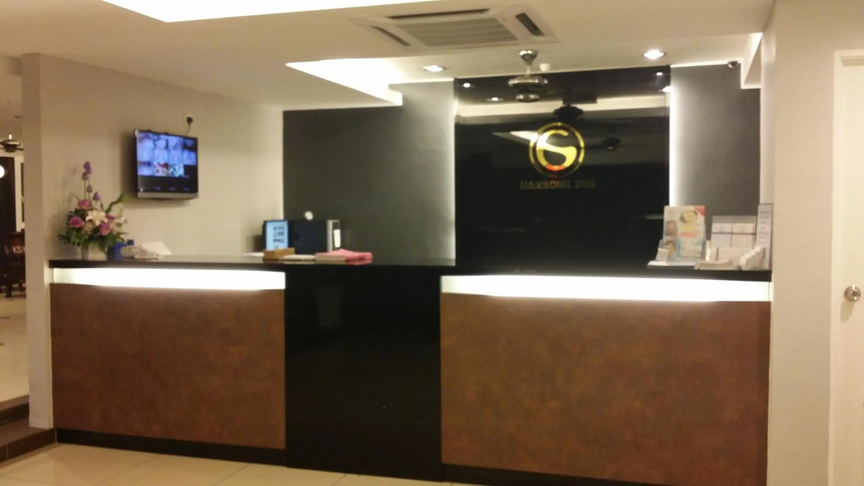 Lobby or reception in Harbour Inn