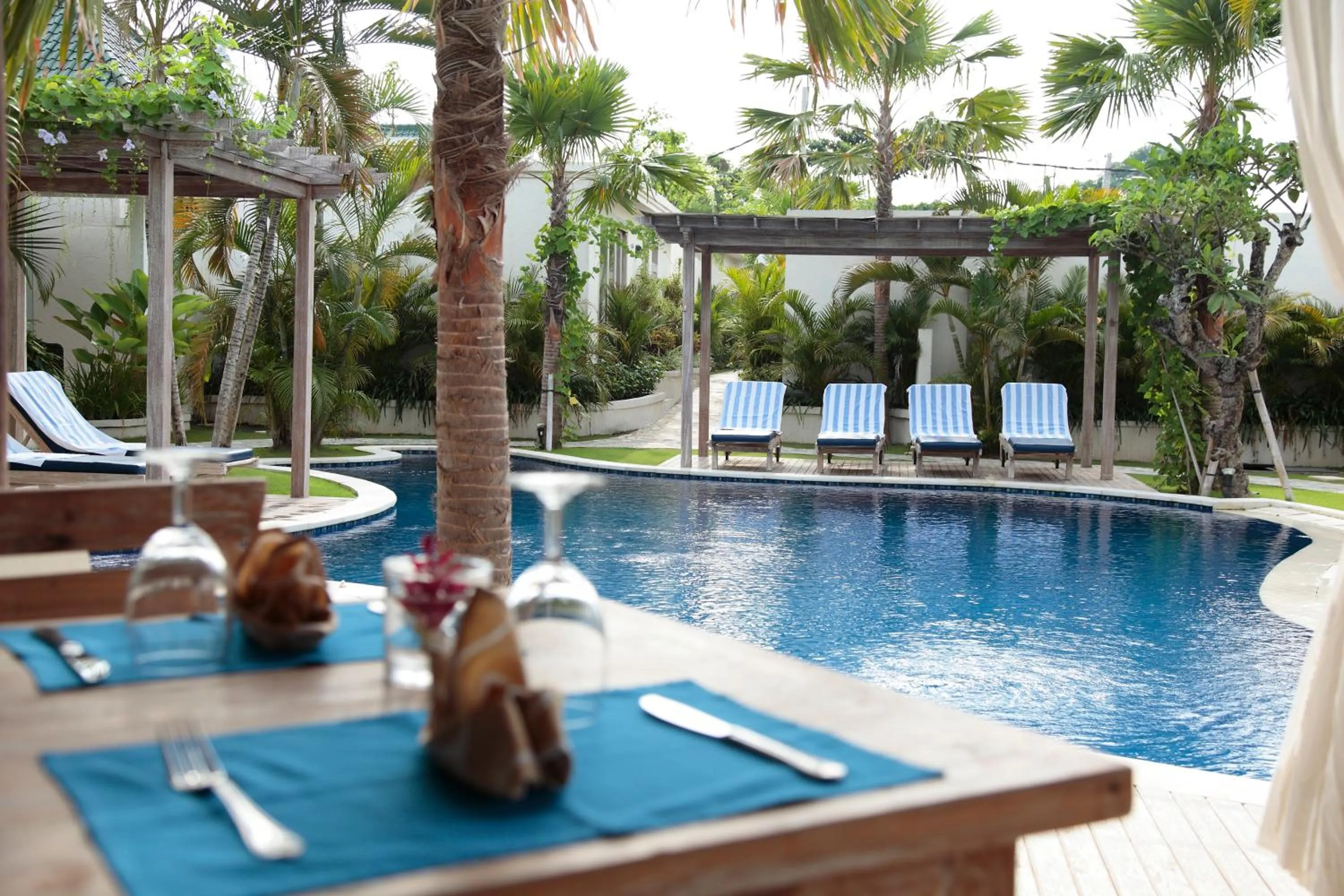 Food and drinks in Artemis Villa Hotel