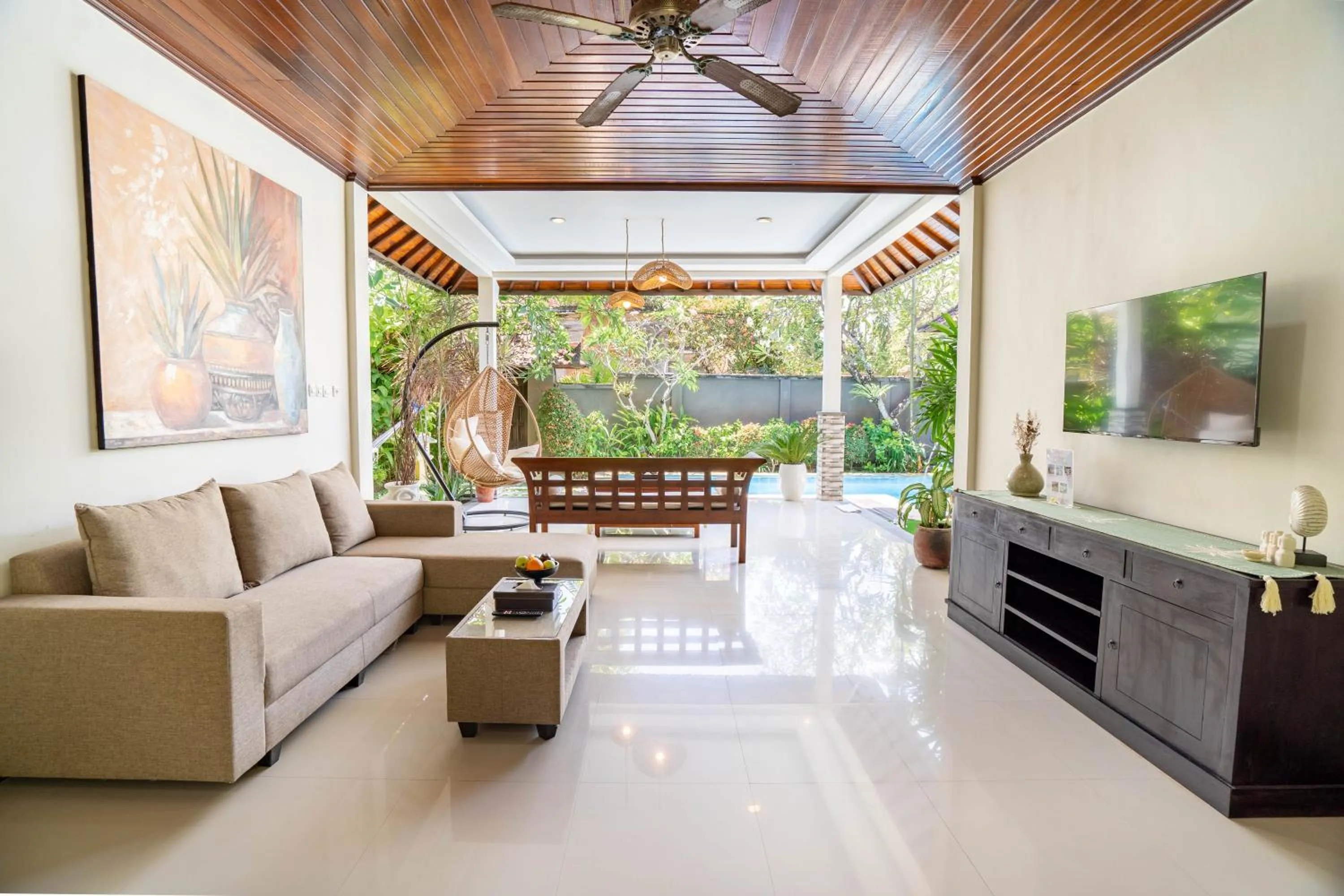 TV and multimedia in Gracia Bali Villas & Apartment Managed by Manara