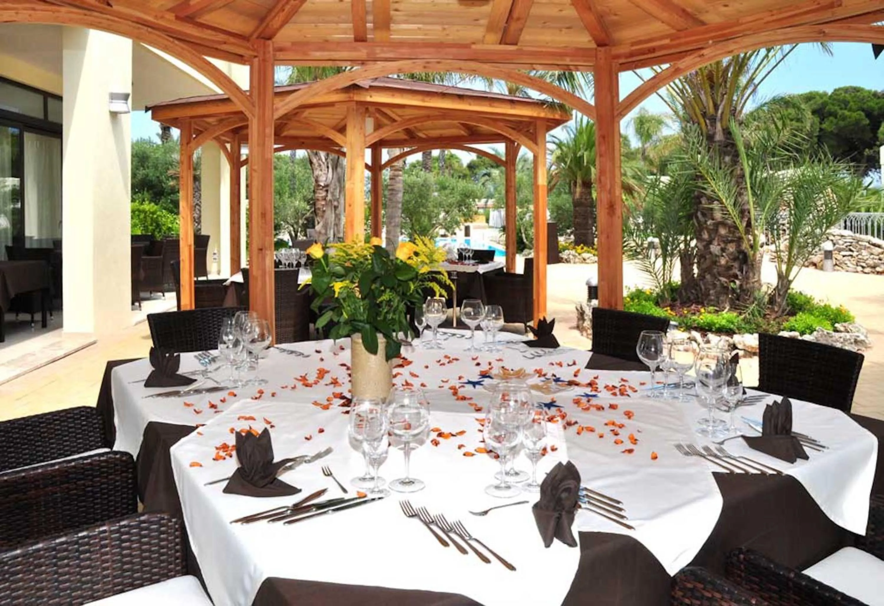 Restaurant/places to eat in Green Paradise Resort