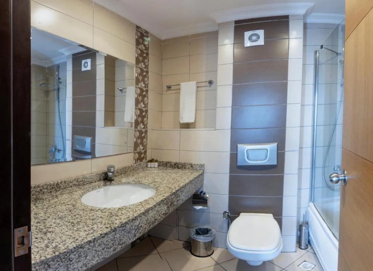 Bathroom in Kandelor Hotel