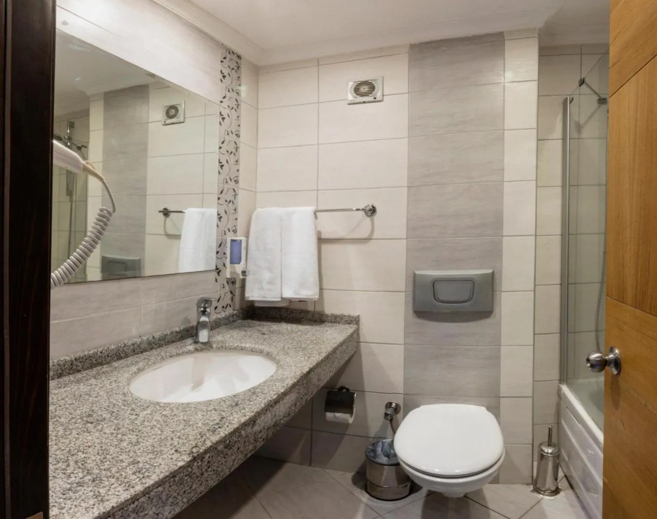 Bathroom in Kandelor Hotel