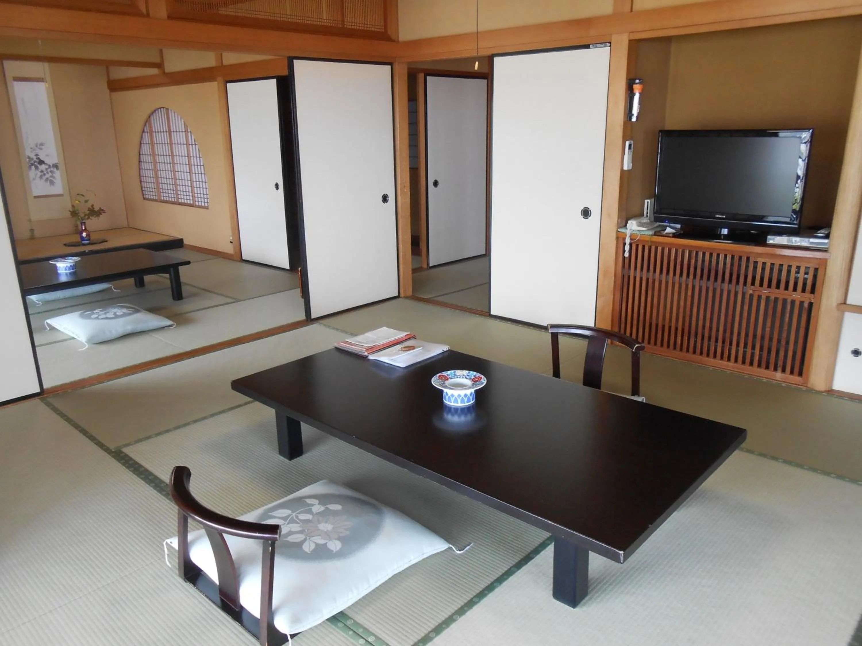 Photo of the whole room in Shin Kadoya