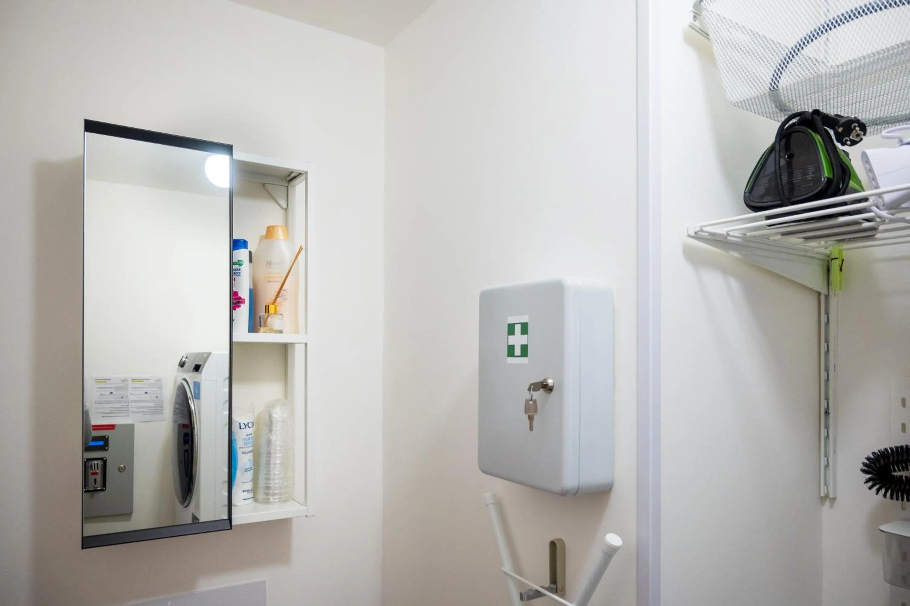 flat iron in Ciccio Rooms and breakfast - Self check-in