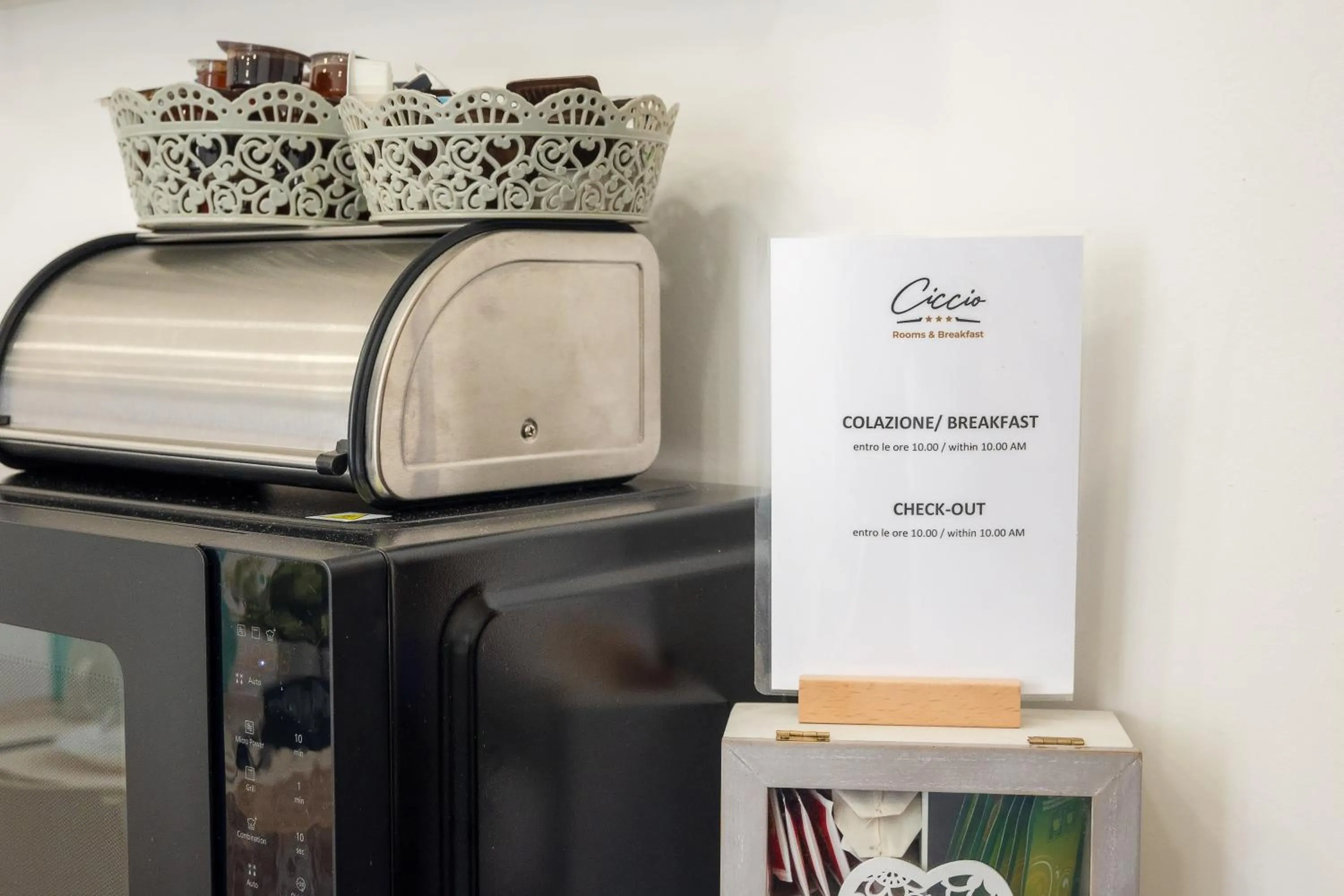 Communal lounge/ TV room in Ciccio Rooms and breakfast - Self check-in