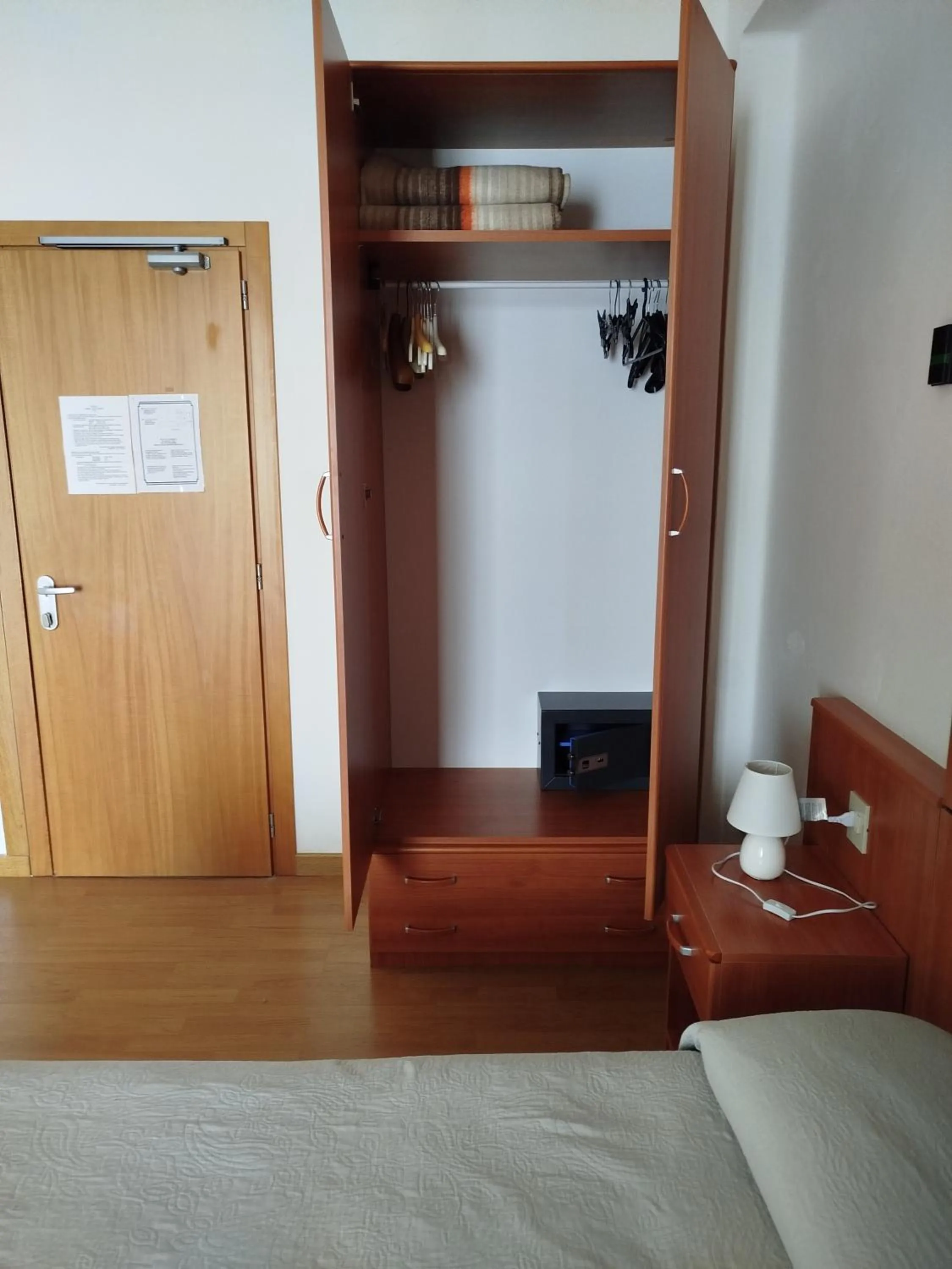 wardrobe, Bed in Hotel Silva Frontemare