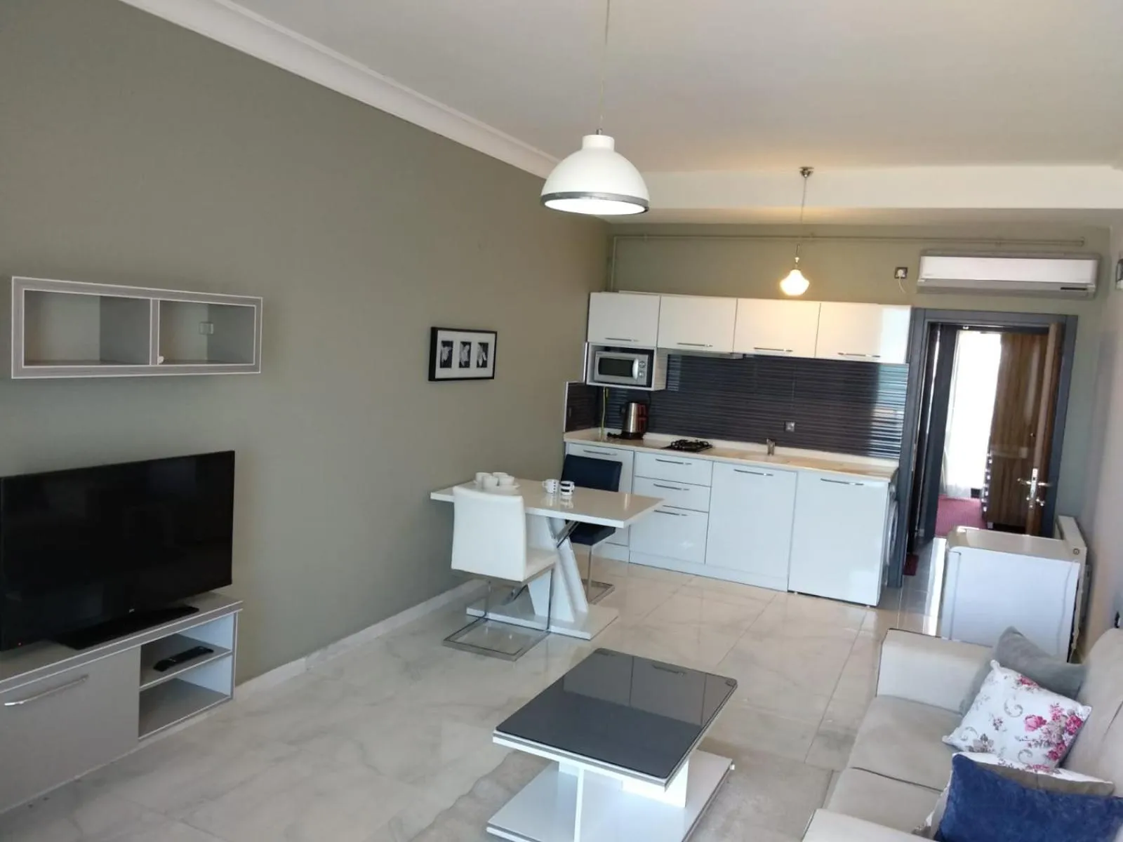 TV and multimedia in Güzel Yalı Evleri Residence &Apart Hotel