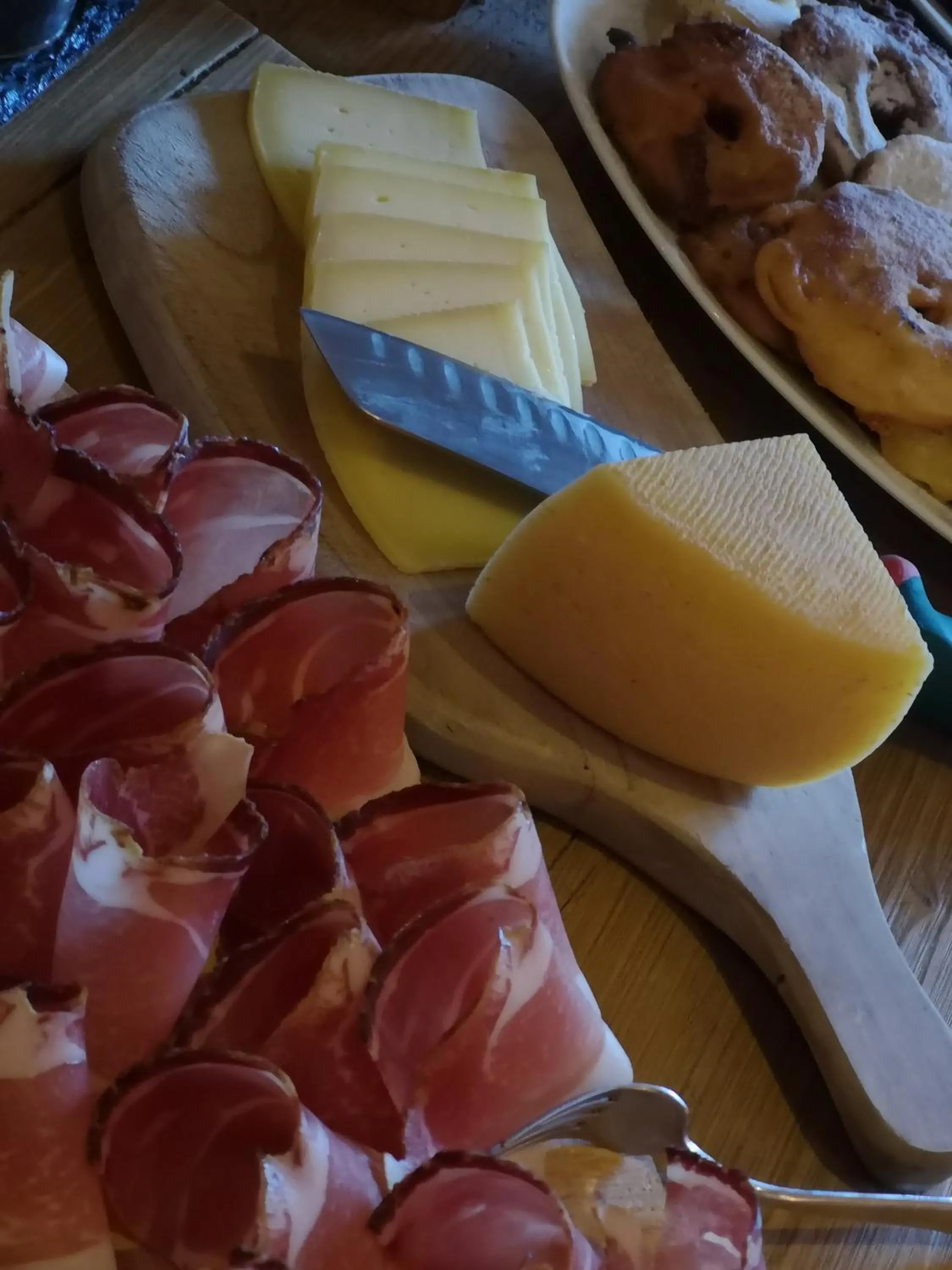 Buffet breakfast in Fogajard Lovely Chalet