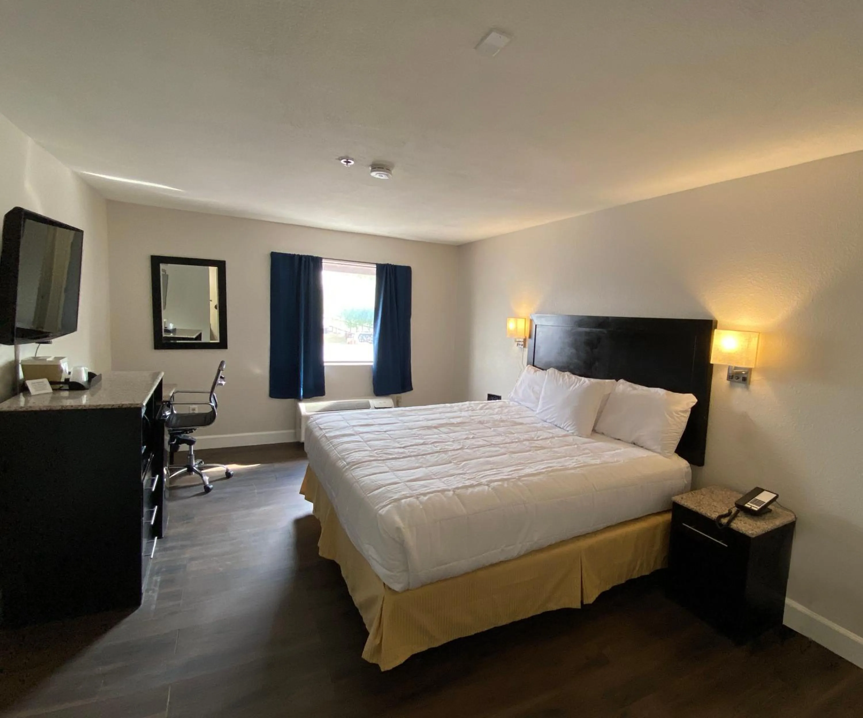 Bedroom, Bed in Baymont by Wyndham Del Rio