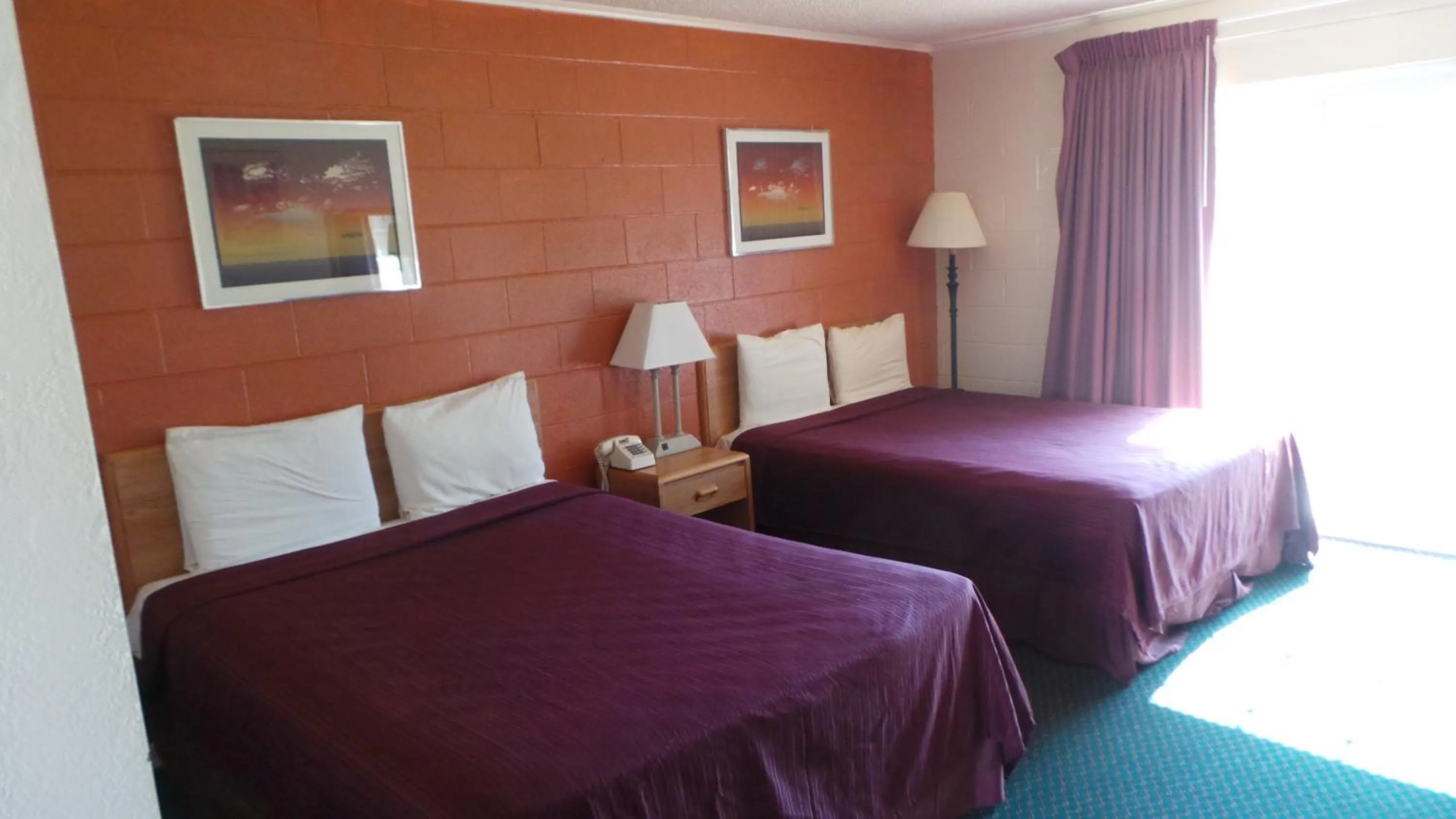 Bed in Relax Inn Yreka