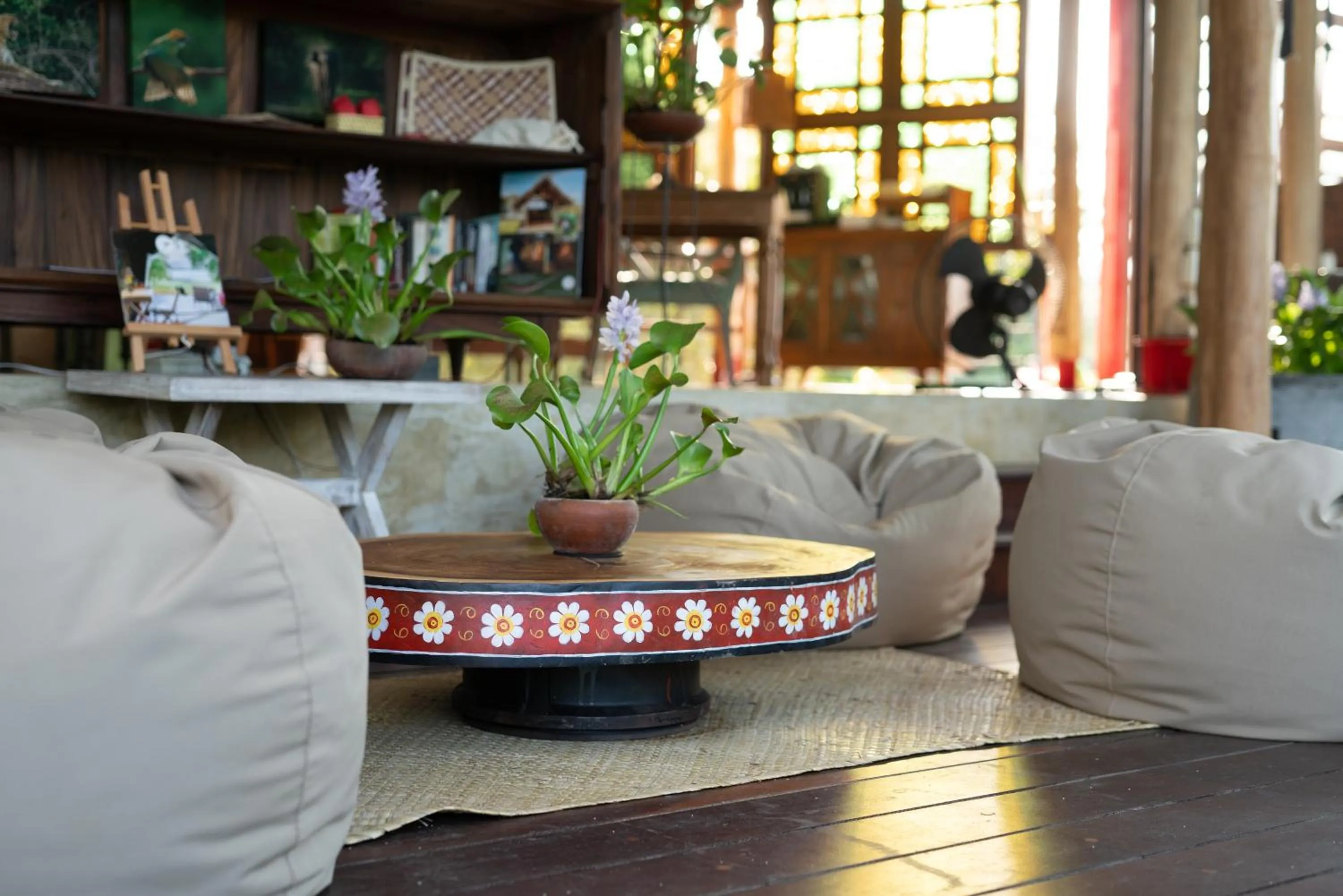 Communal lounge/ TV room in Flameback Eco Lodge