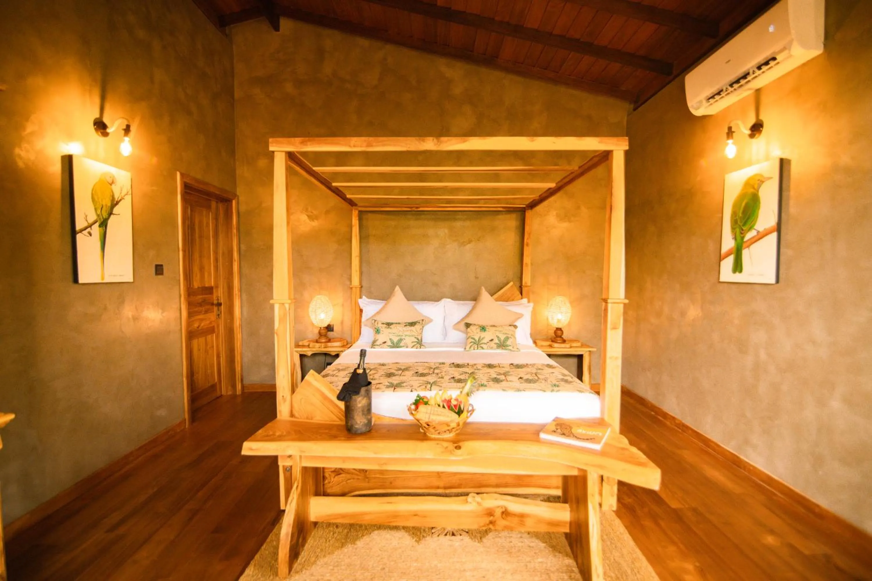 Bedroom, Bed in Flameback Eco Lodge