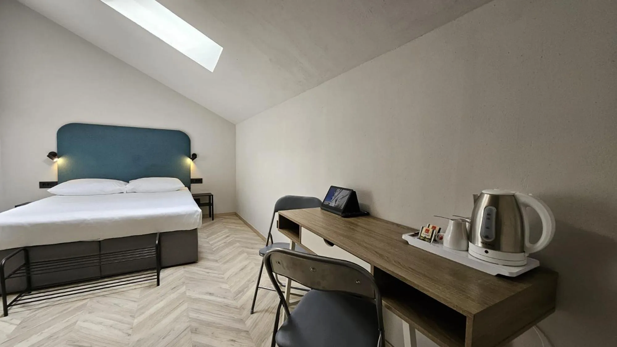 Coffee/tea facilities, Bed in Hotel Amfiteatar