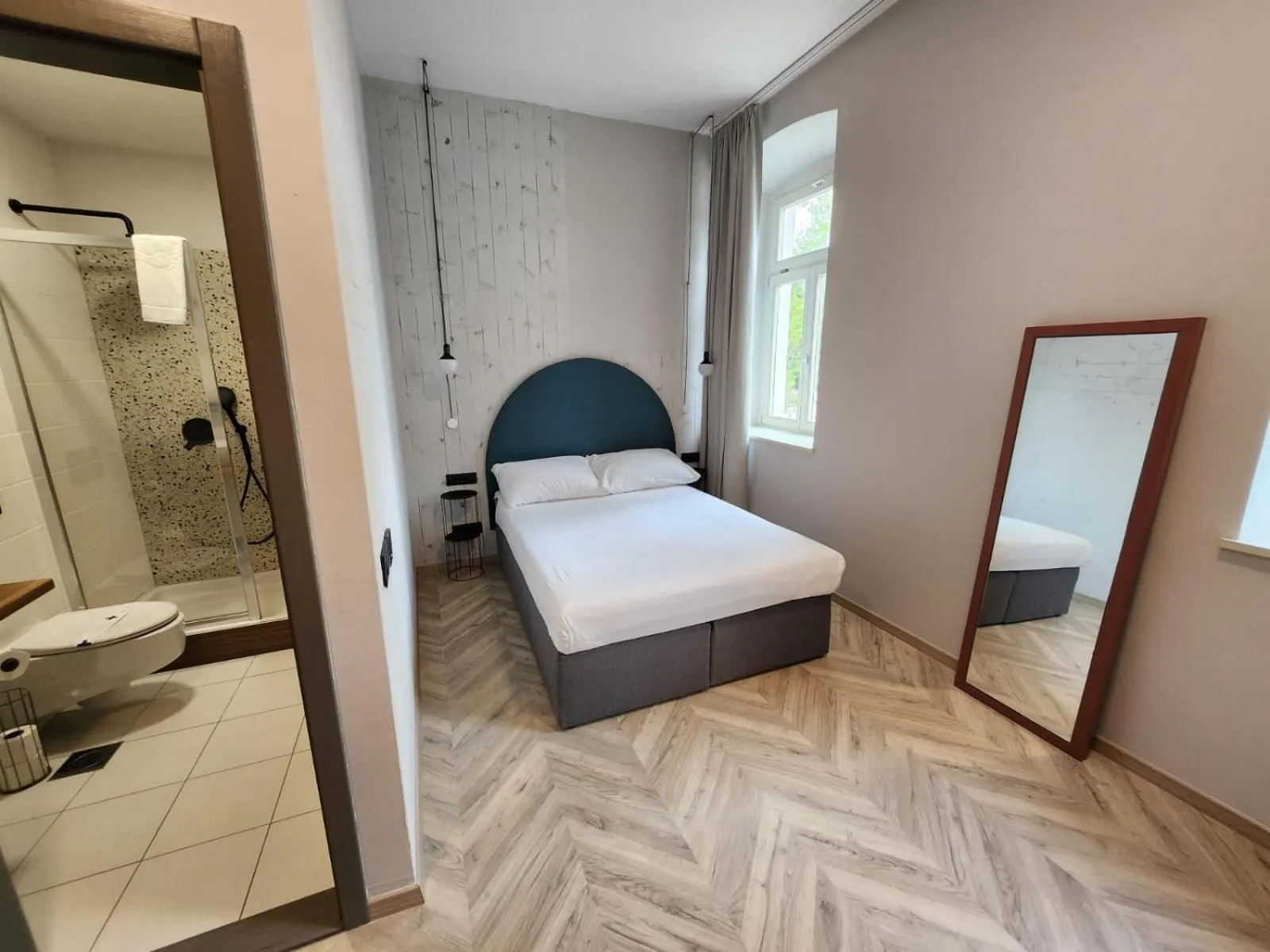 Shower, Bed in Hotel Amfiteatar