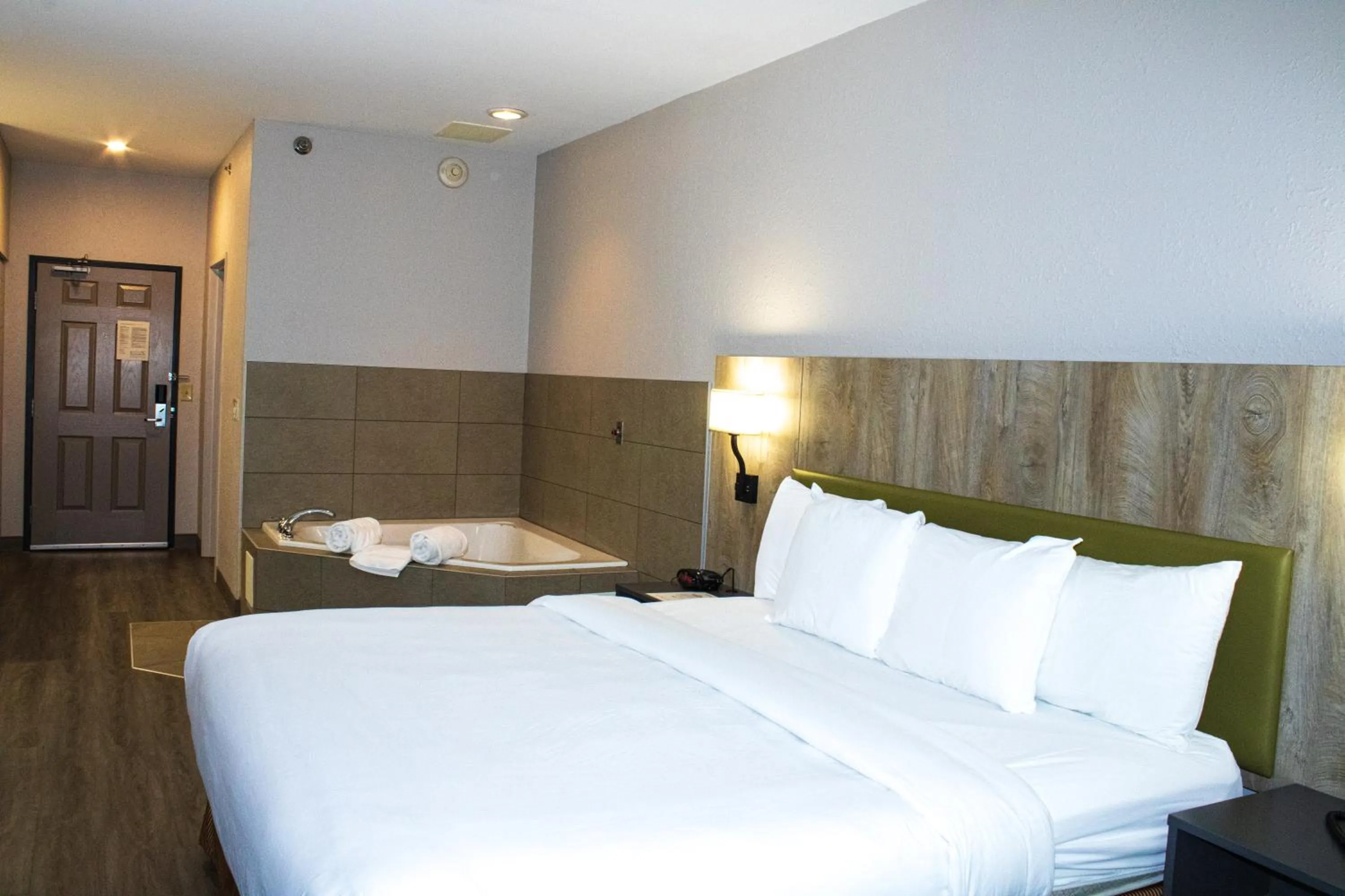 Bed in Country Inn & Suites by Radisson, Carlisle, PA