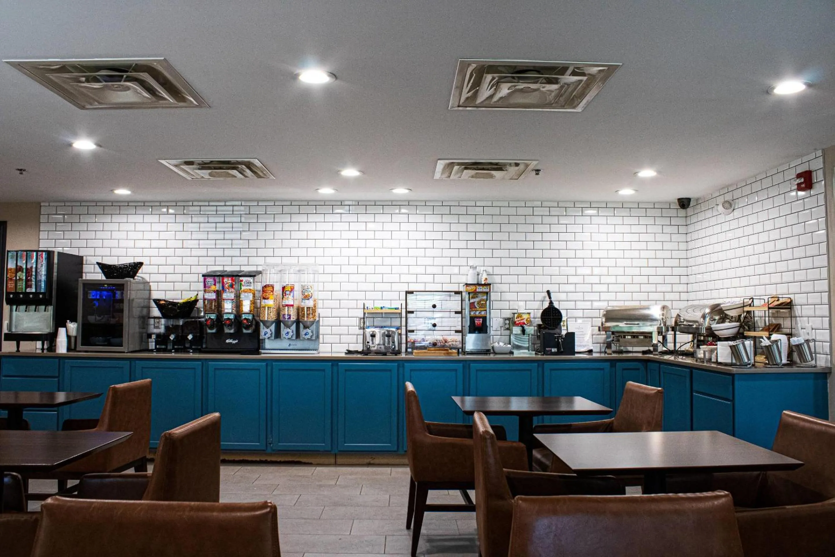 Breakfast in Country Inn & Suites by Radisson, Carlisle, PA