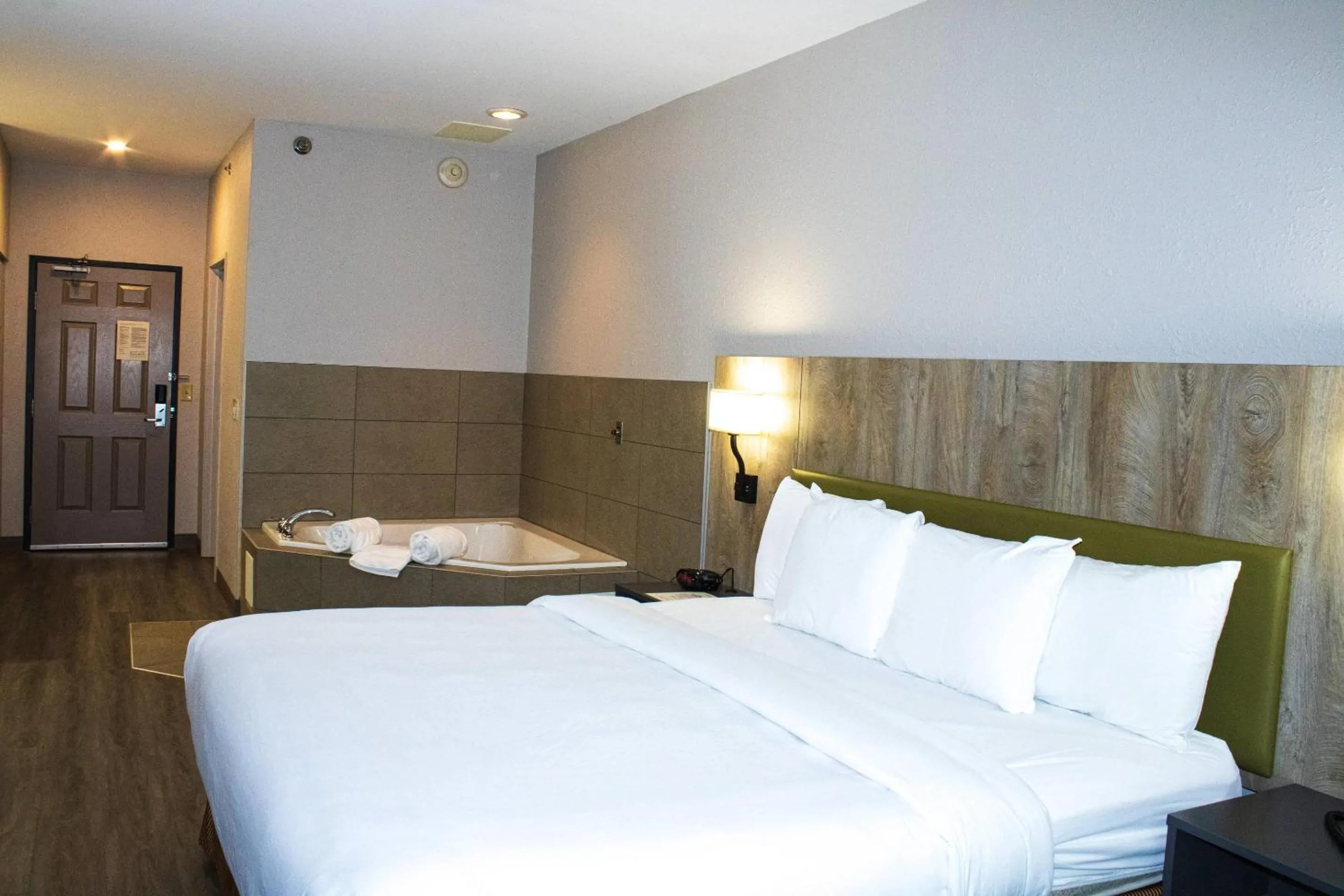 Bedroom, Bed in Country Inn & Suites by Radisson, Carlisle, PA