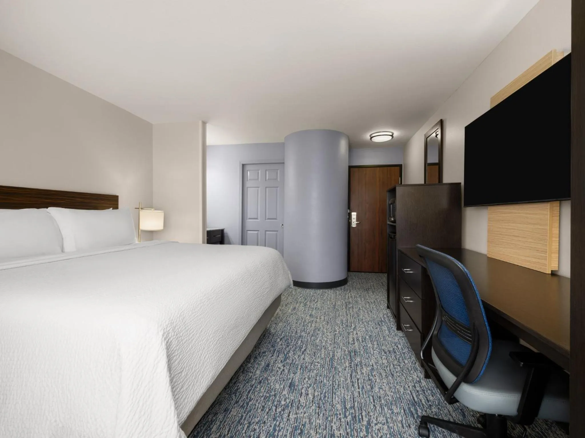 Photo of the whole room, Bed in Garner Hotel Topeka West by IHG