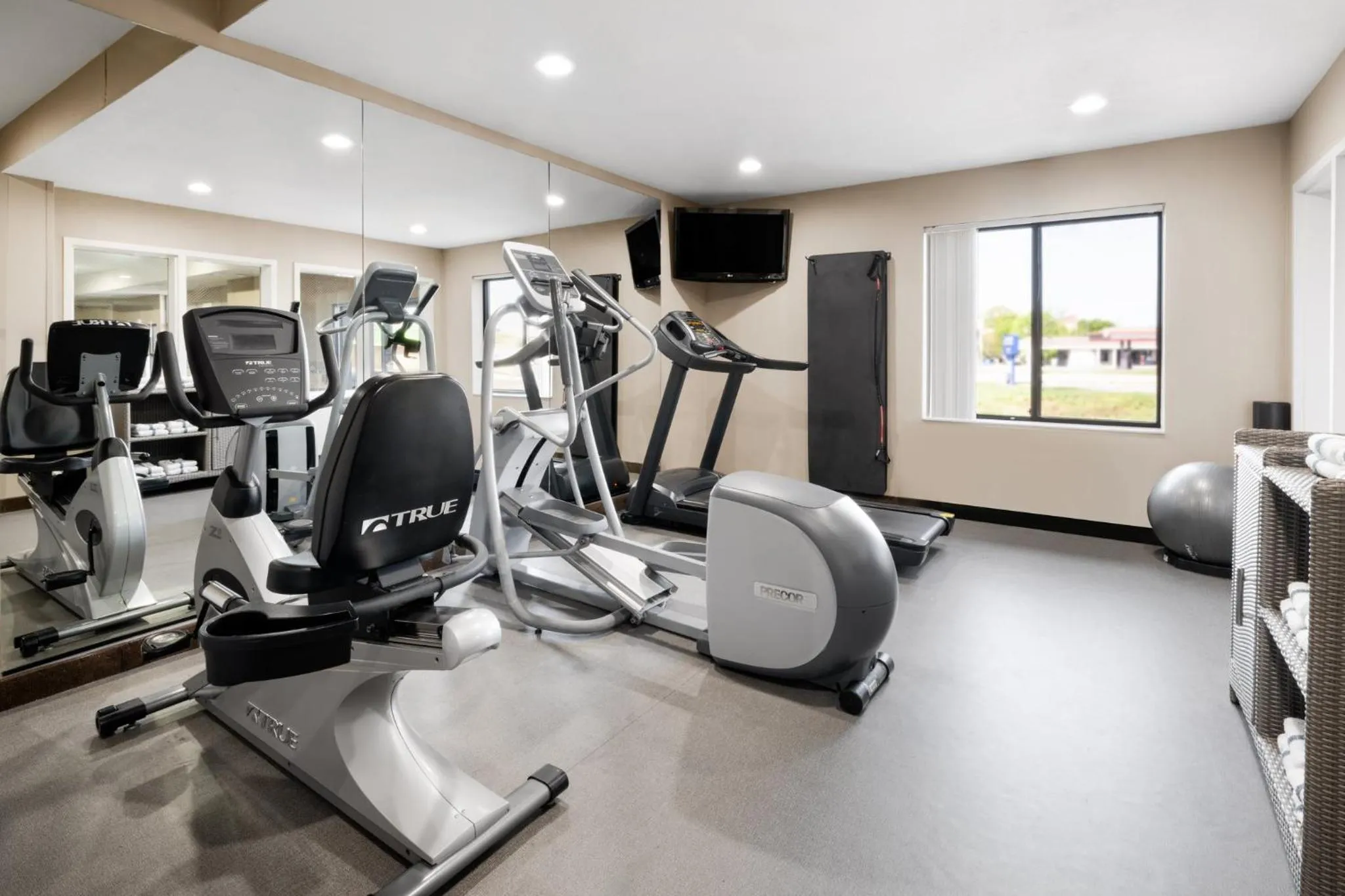 Fitness centre/facilities in Garner Hotel Topeka West by IHG