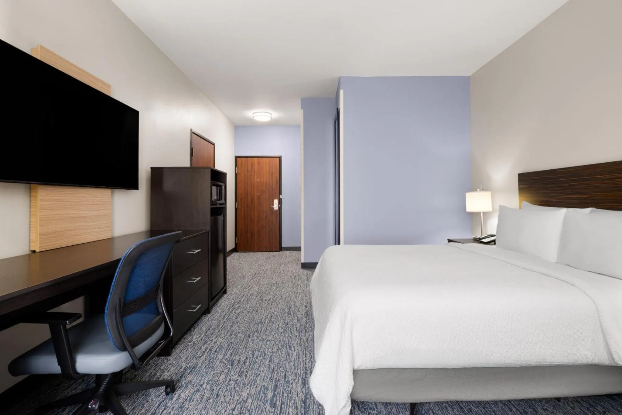 Photo of the whole room, Bed in Garner Hotel Topeka West by IHG