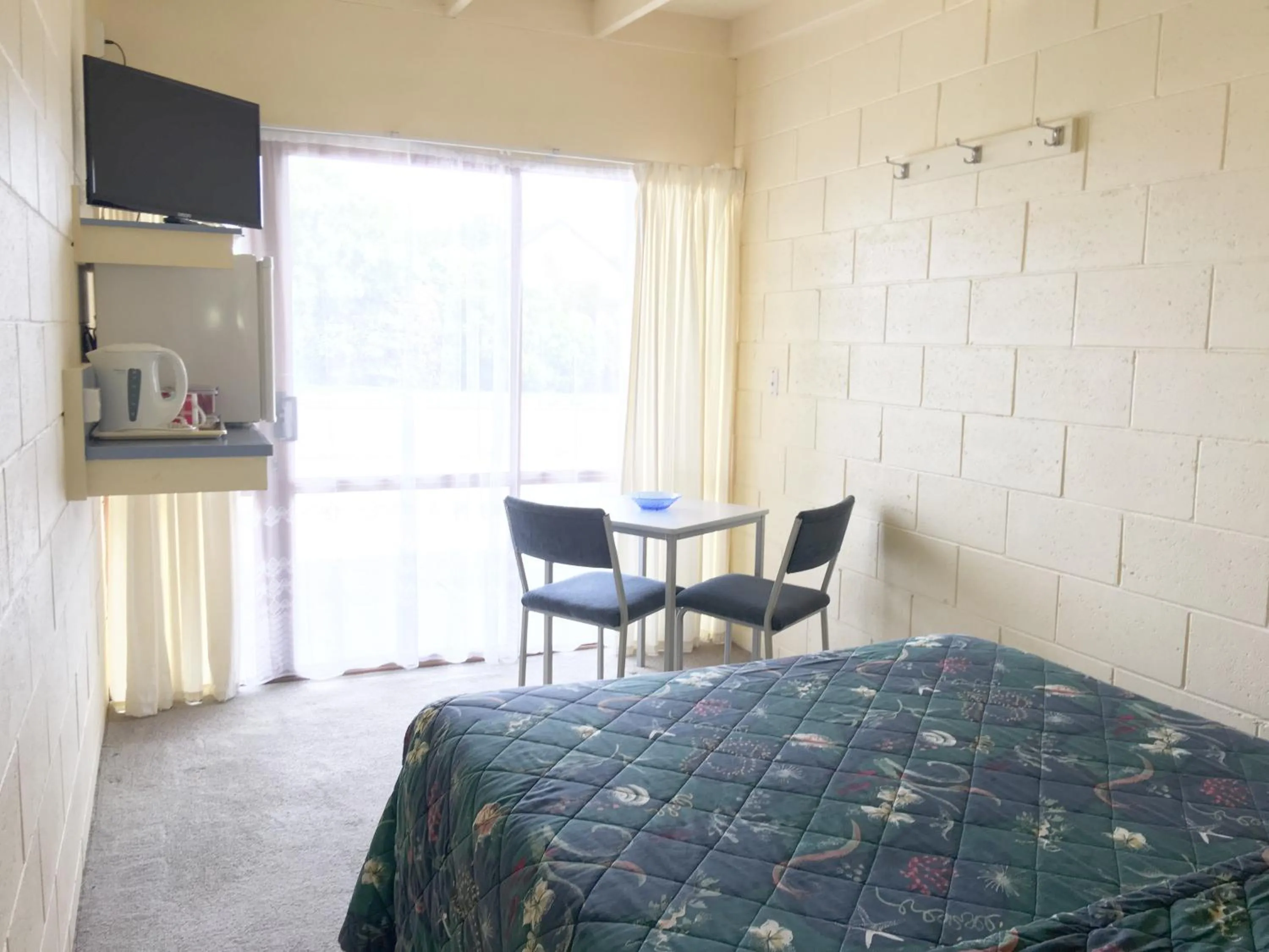 Dining area, Bed in Martinborough Motel