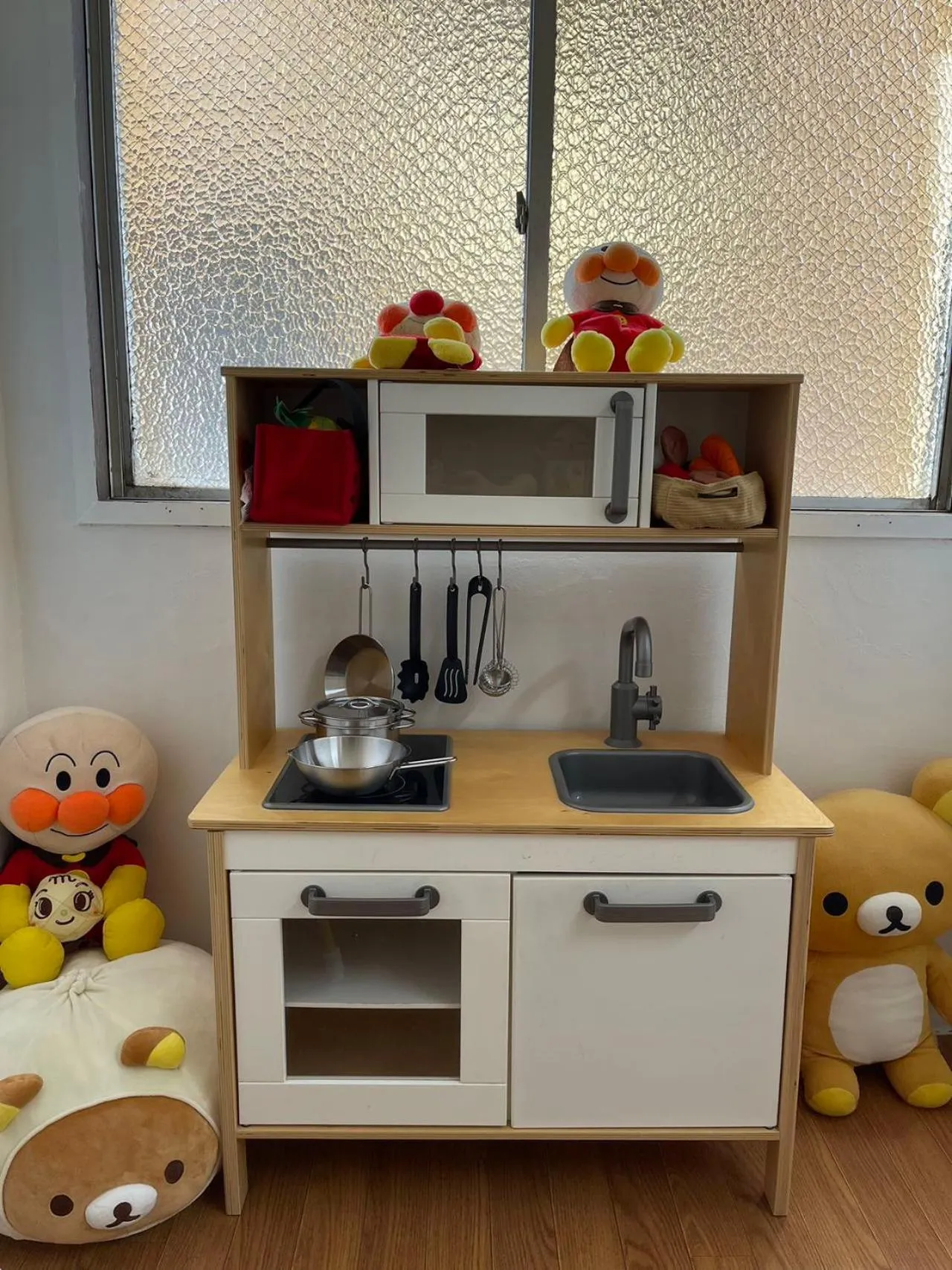 children in Sea View Court Kobe