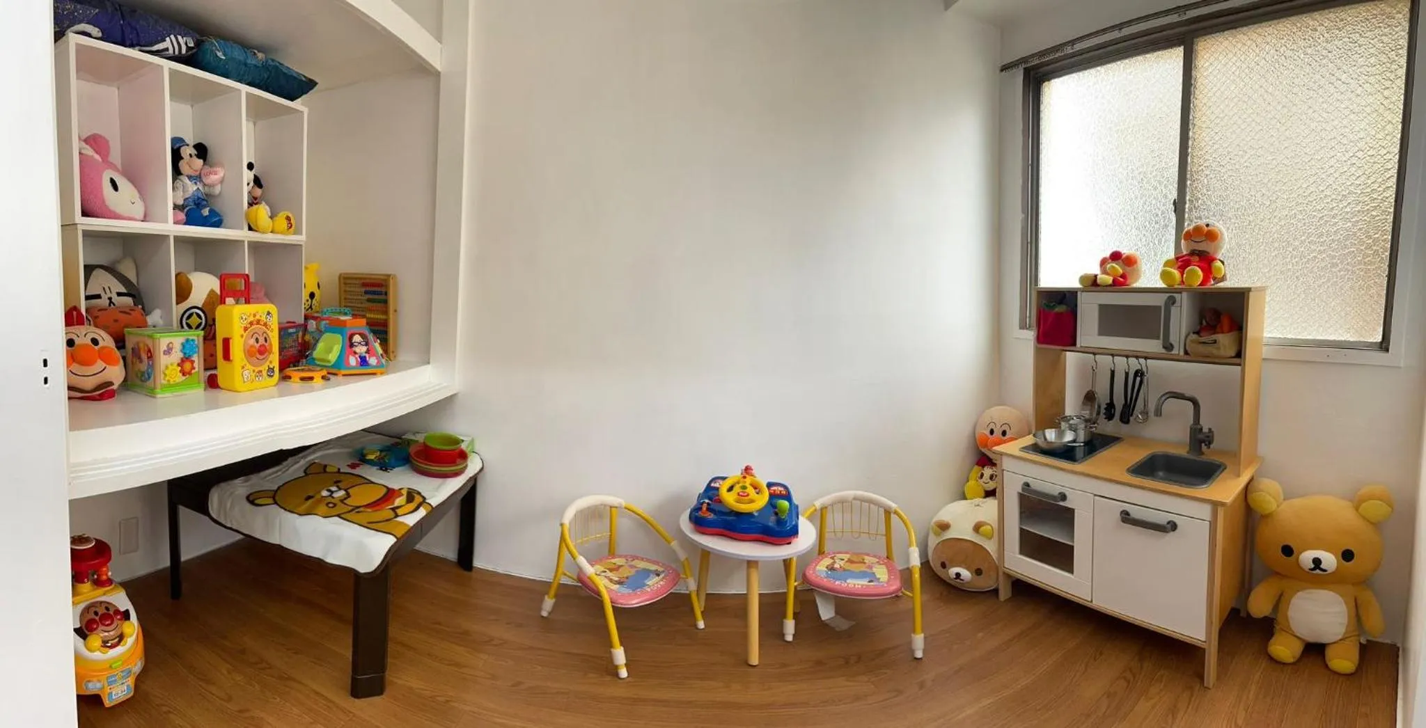 children in Sea View Court Kobe