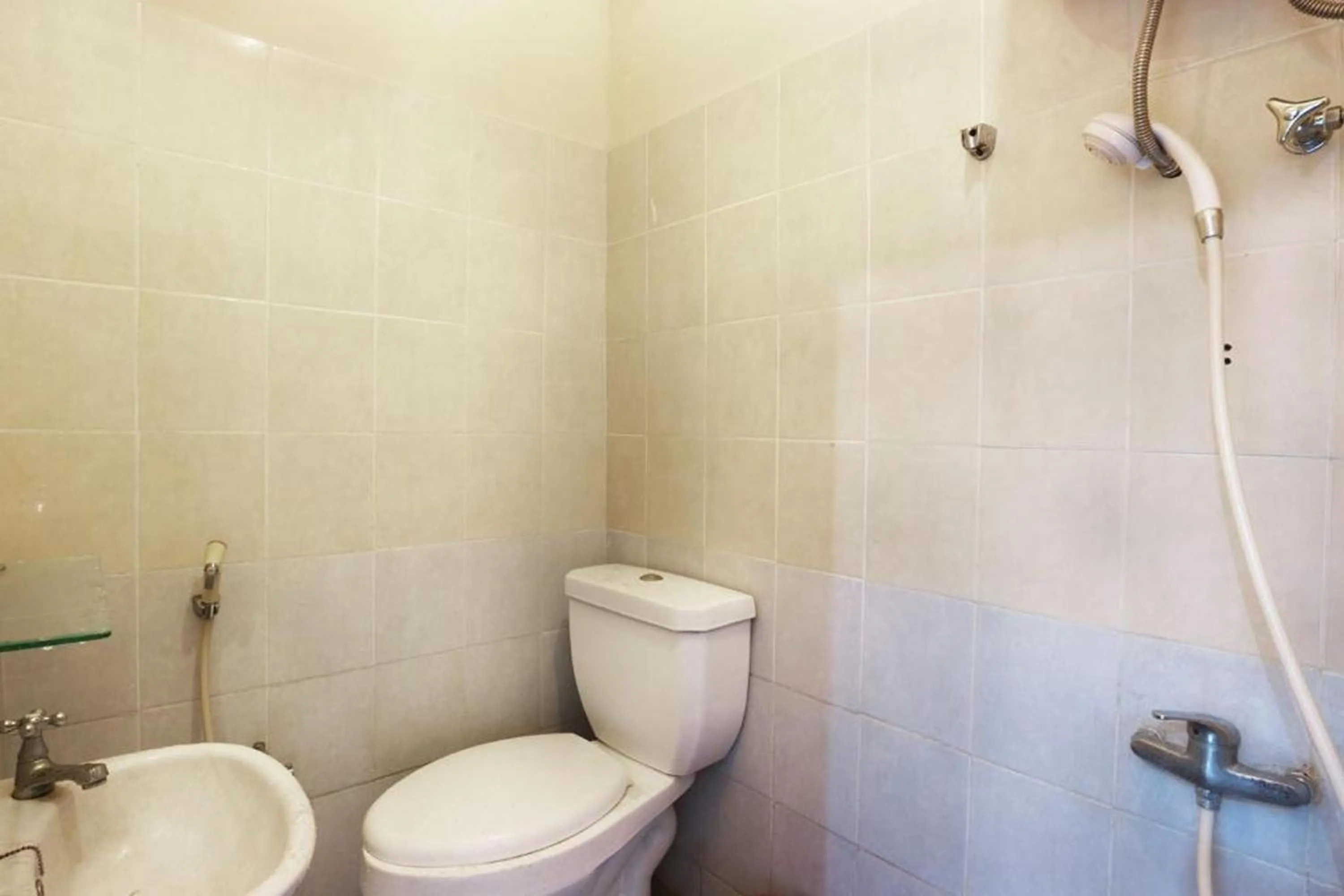 Toilet in Hotel Arjuna