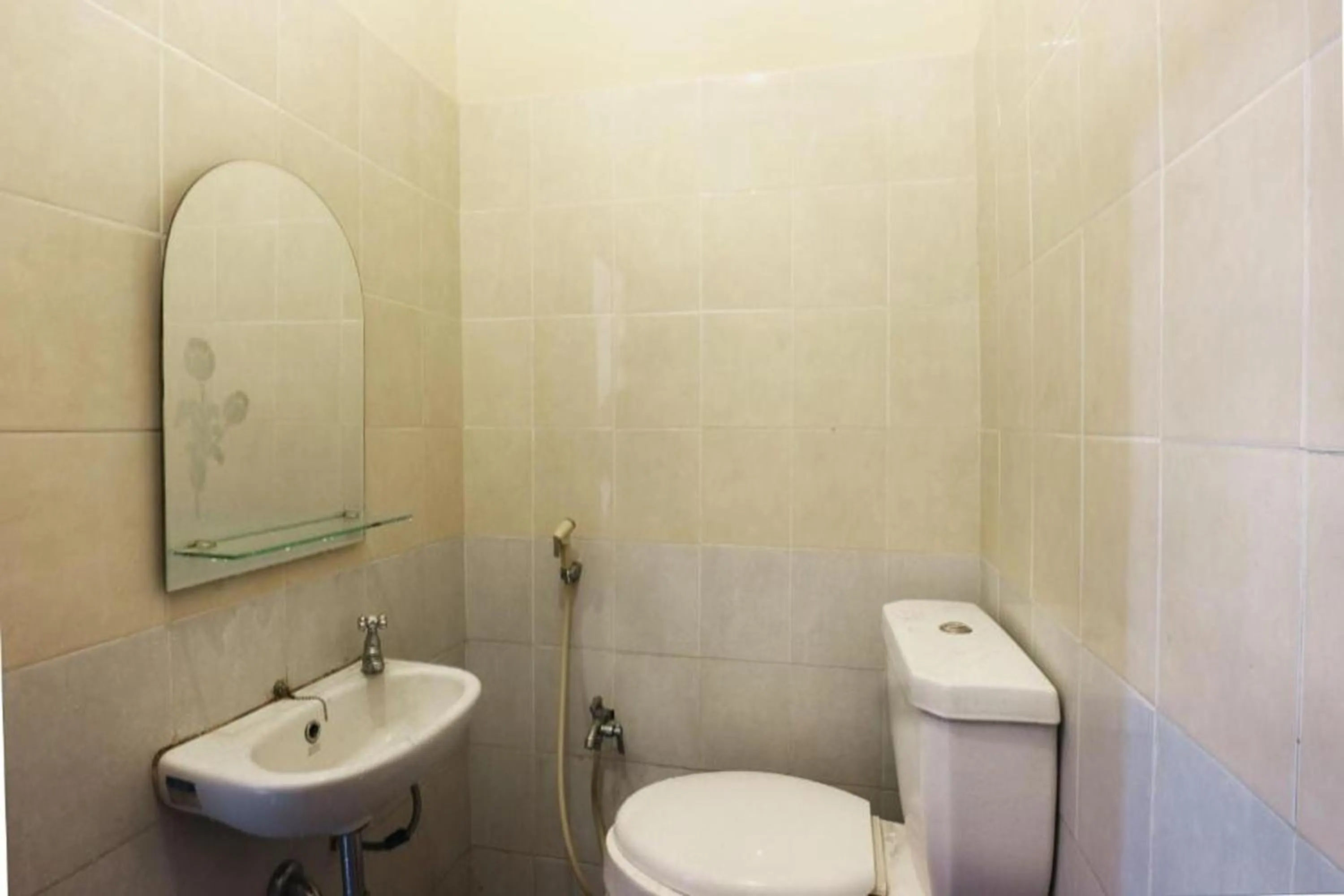 Toilet in Hotel Arjuna