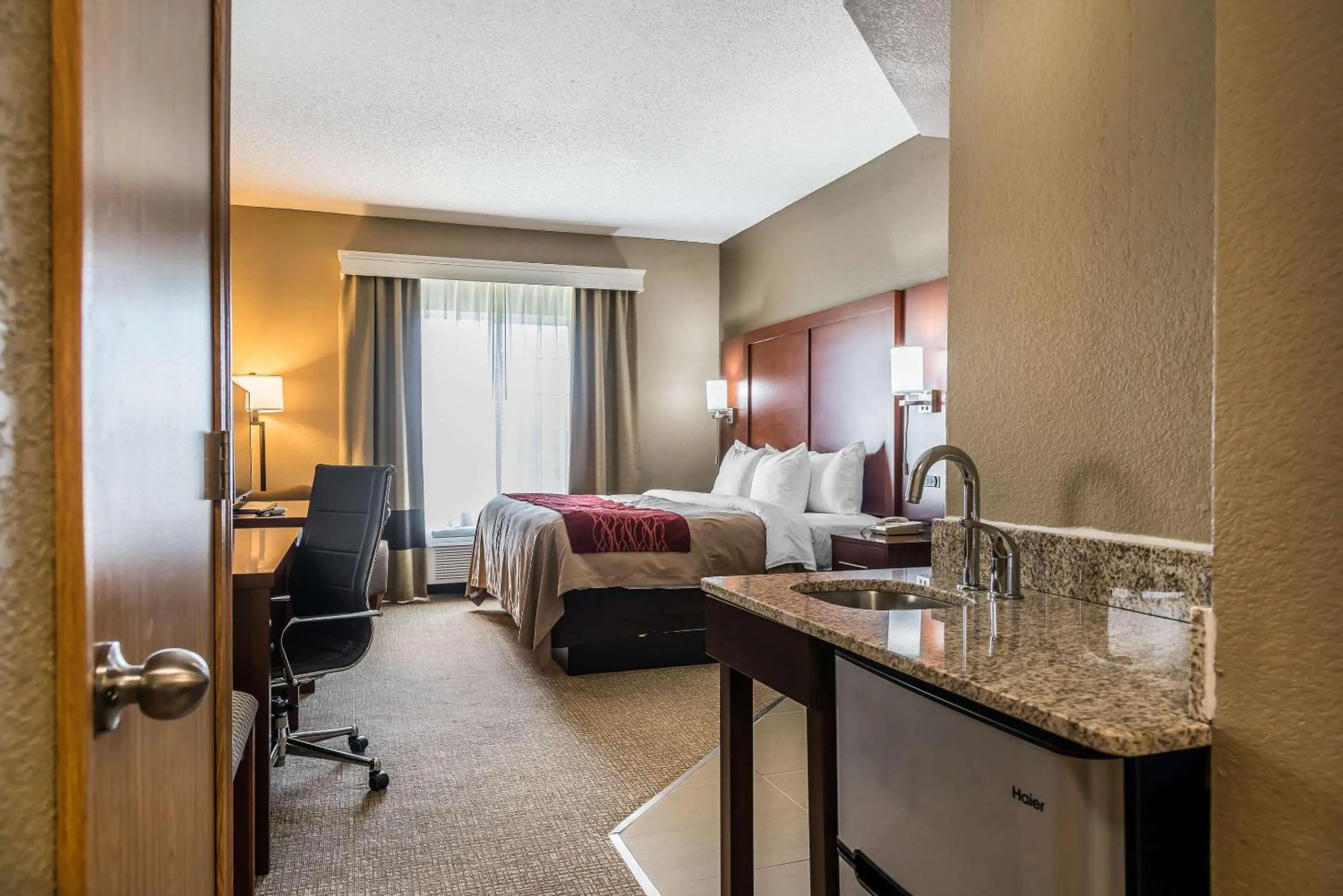 Photo of the whole room, Bed in Country Inn & Suites by Radisson, Stillwater, MN