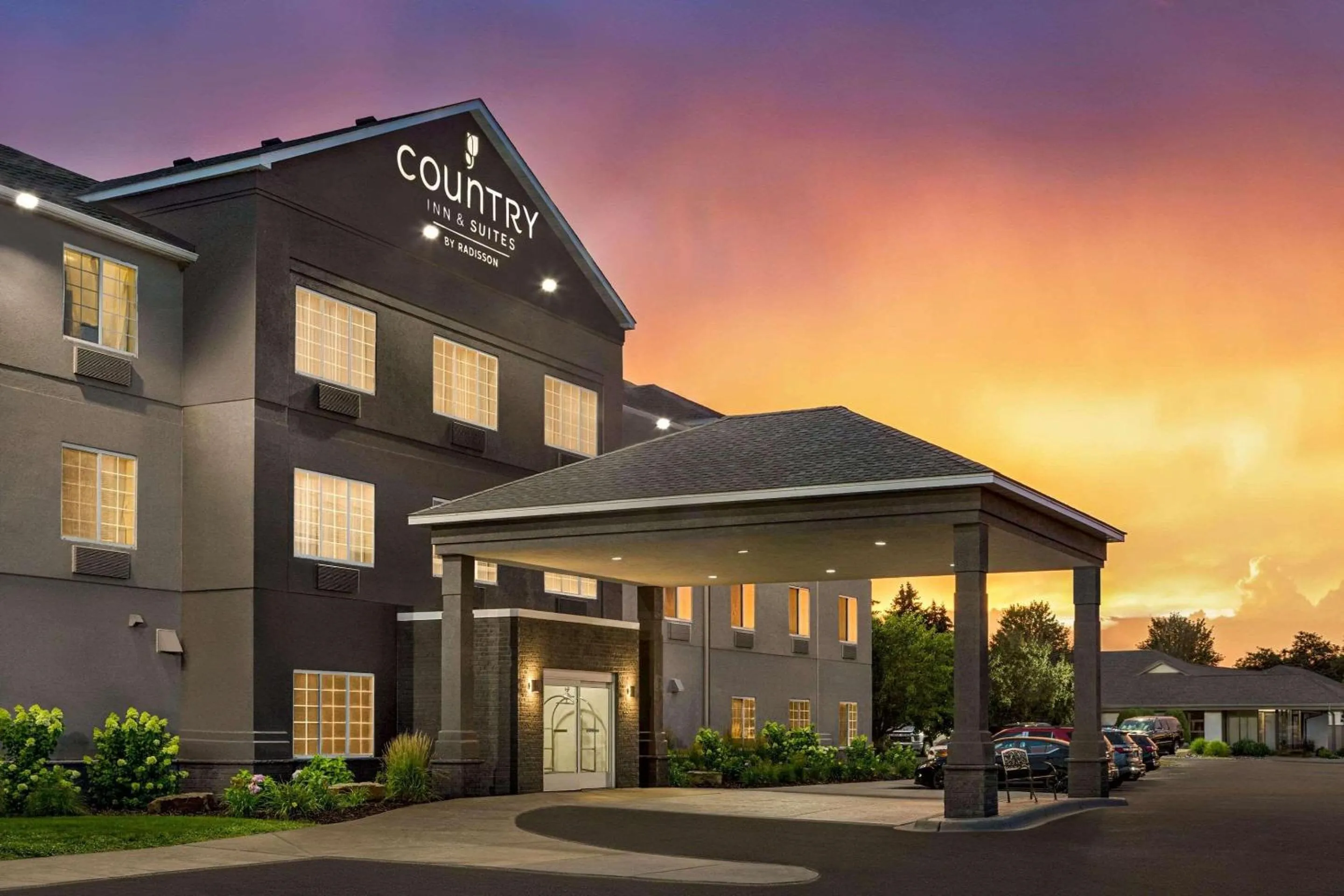 Property building in Country Inn & Suites by Radisson, Stillwater, MN