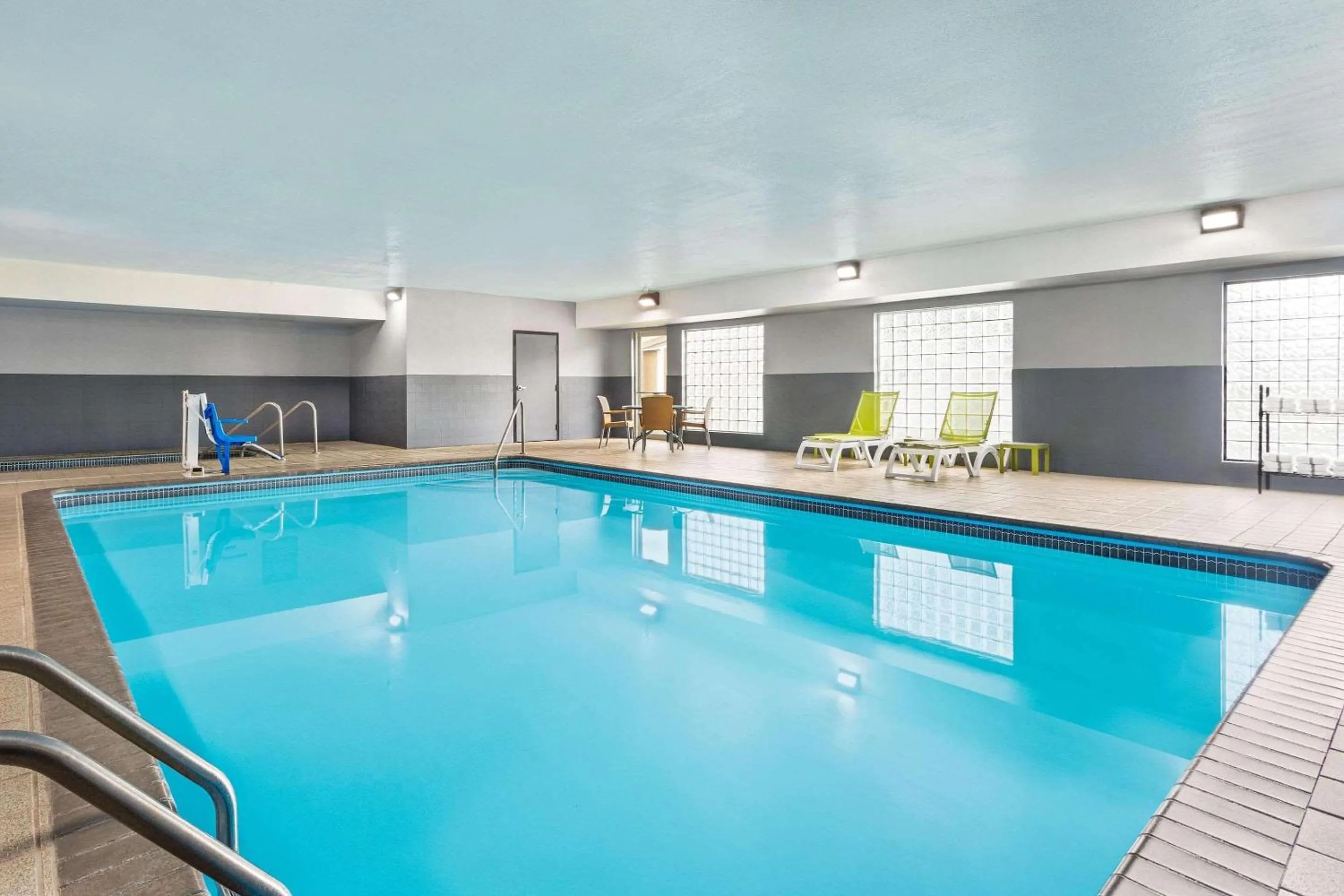 Swimming pool in Country Inn & Suites by Radisson, Stillwater, MN