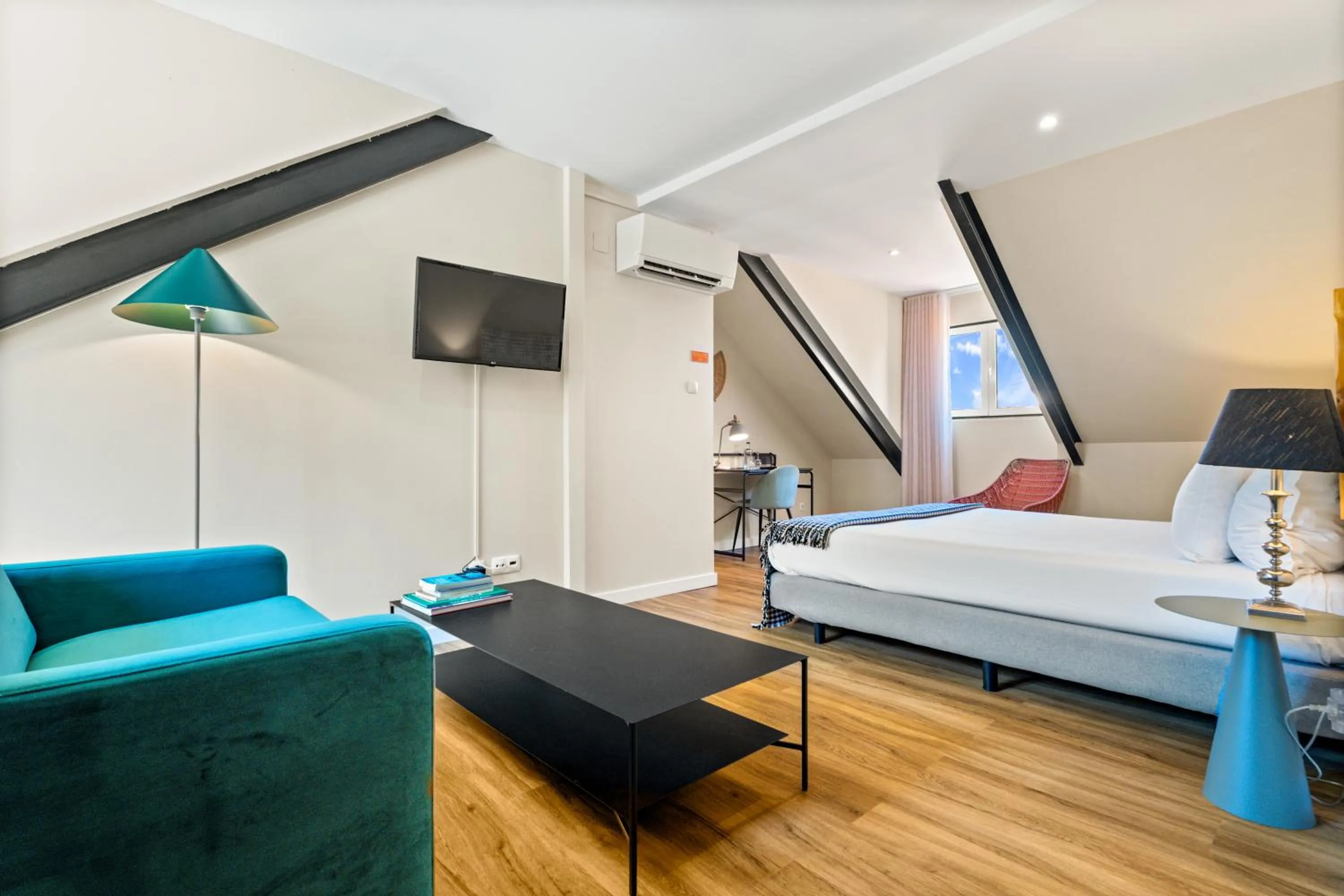 Living room, Bed in Casa do Patio by Shiadu