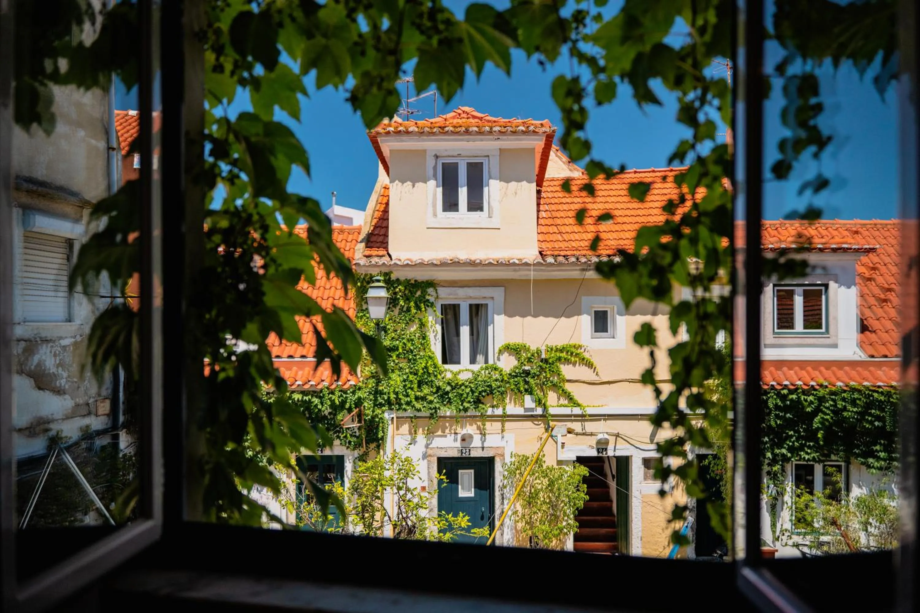 Property building in Casa do Patio by Shiadu