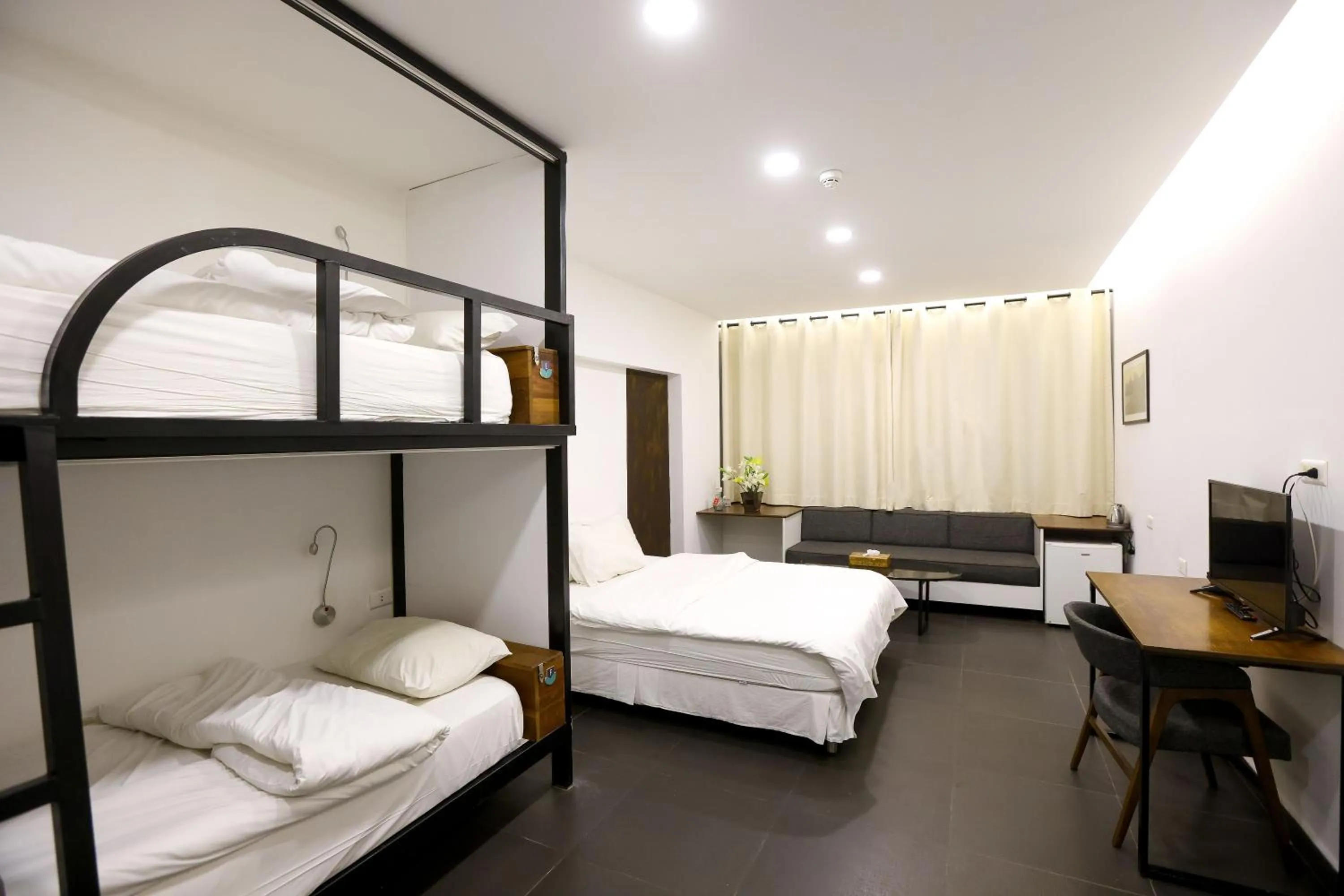 Photo of the whole room, Bed in Hamra Urban Gardens