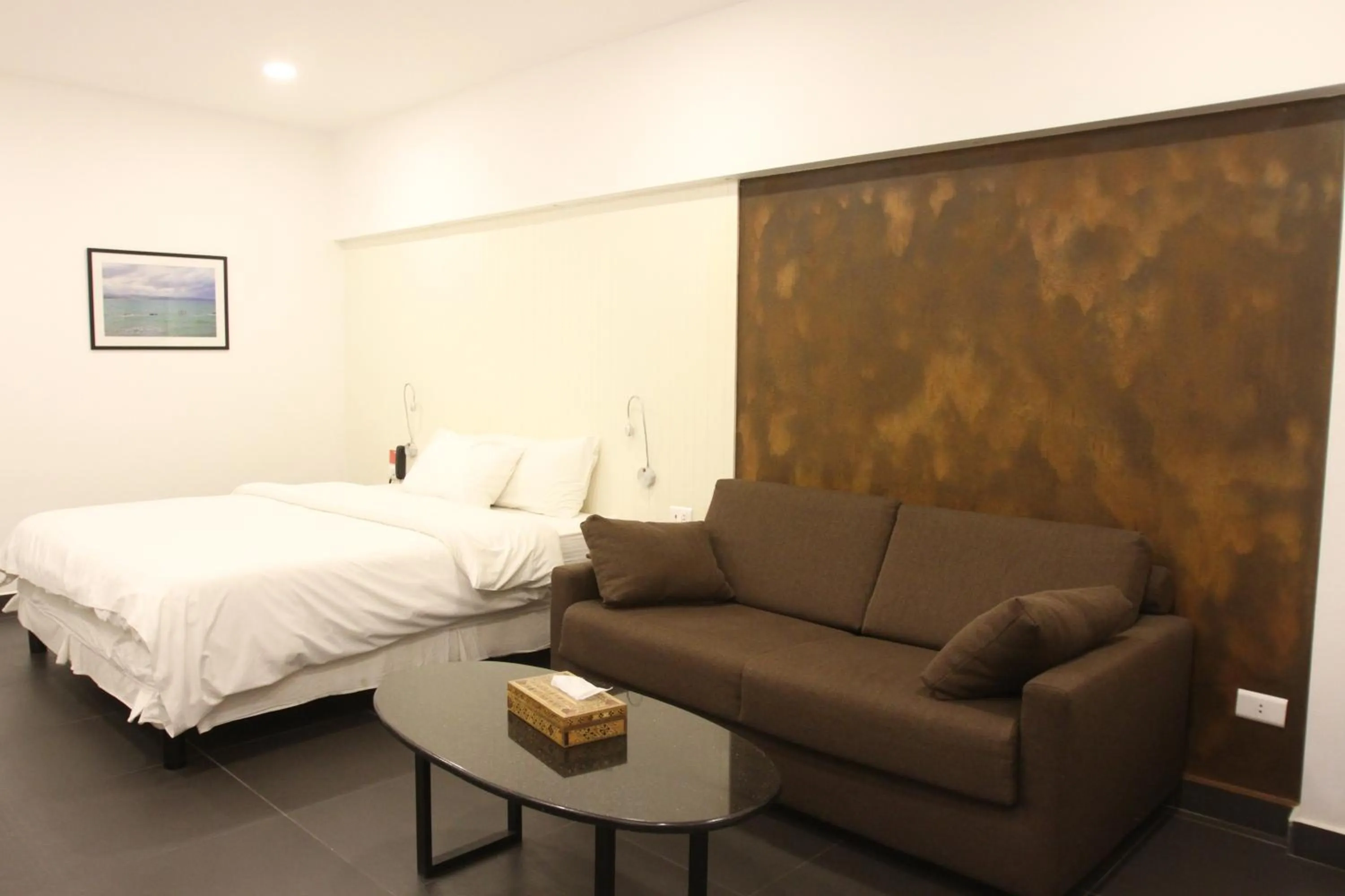 Photo of the whole room, Bed in Hamra Urban Gardens