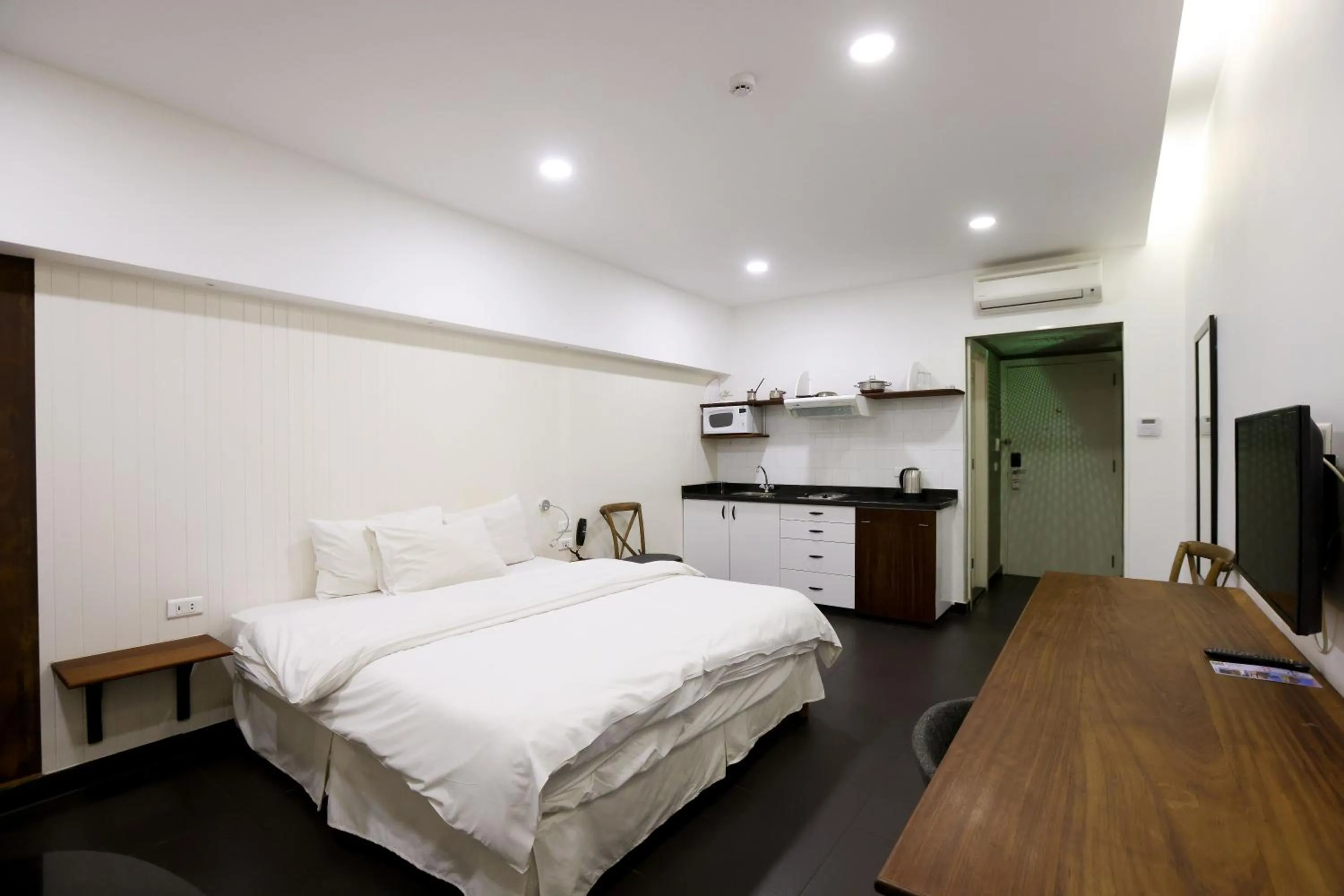 Photo of the whole room, Bed in Hamra Urban Gardens