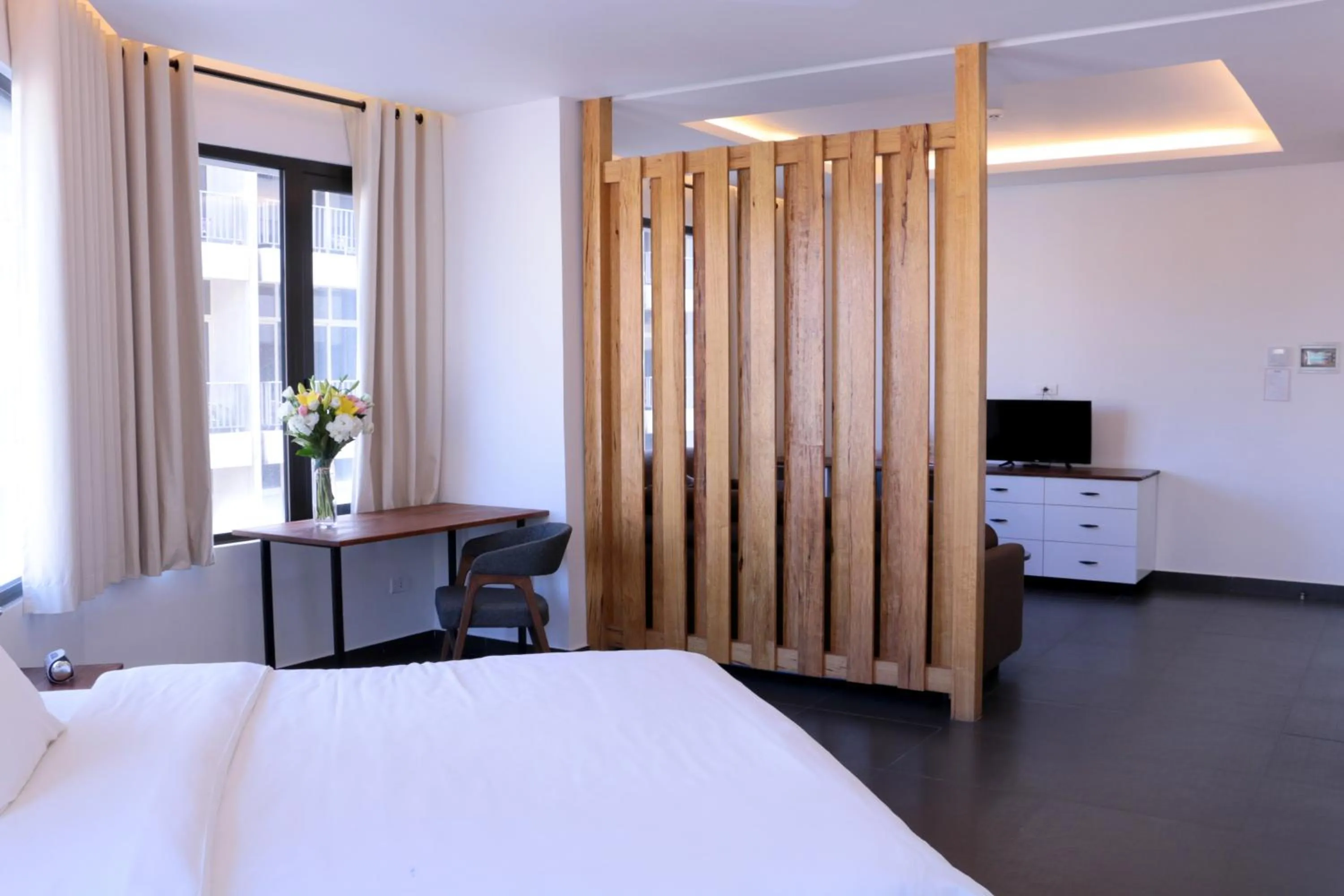 Photo of the whole room, Bed in Hamra Urban Gardens