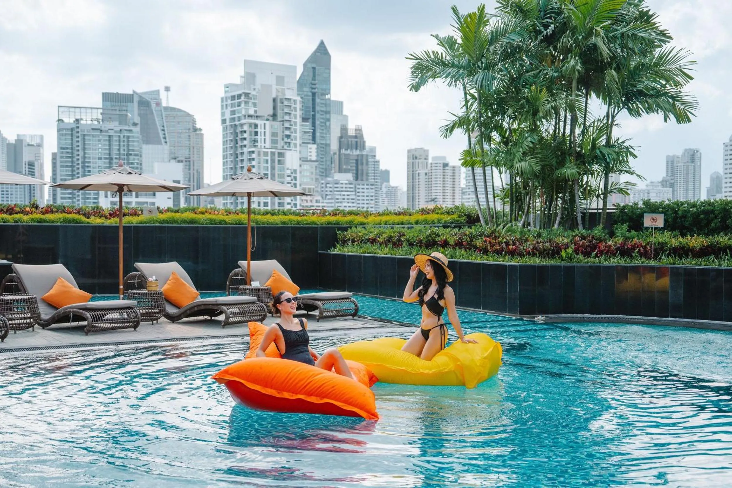 Swimming pool in Hotel Nikko Bangkok