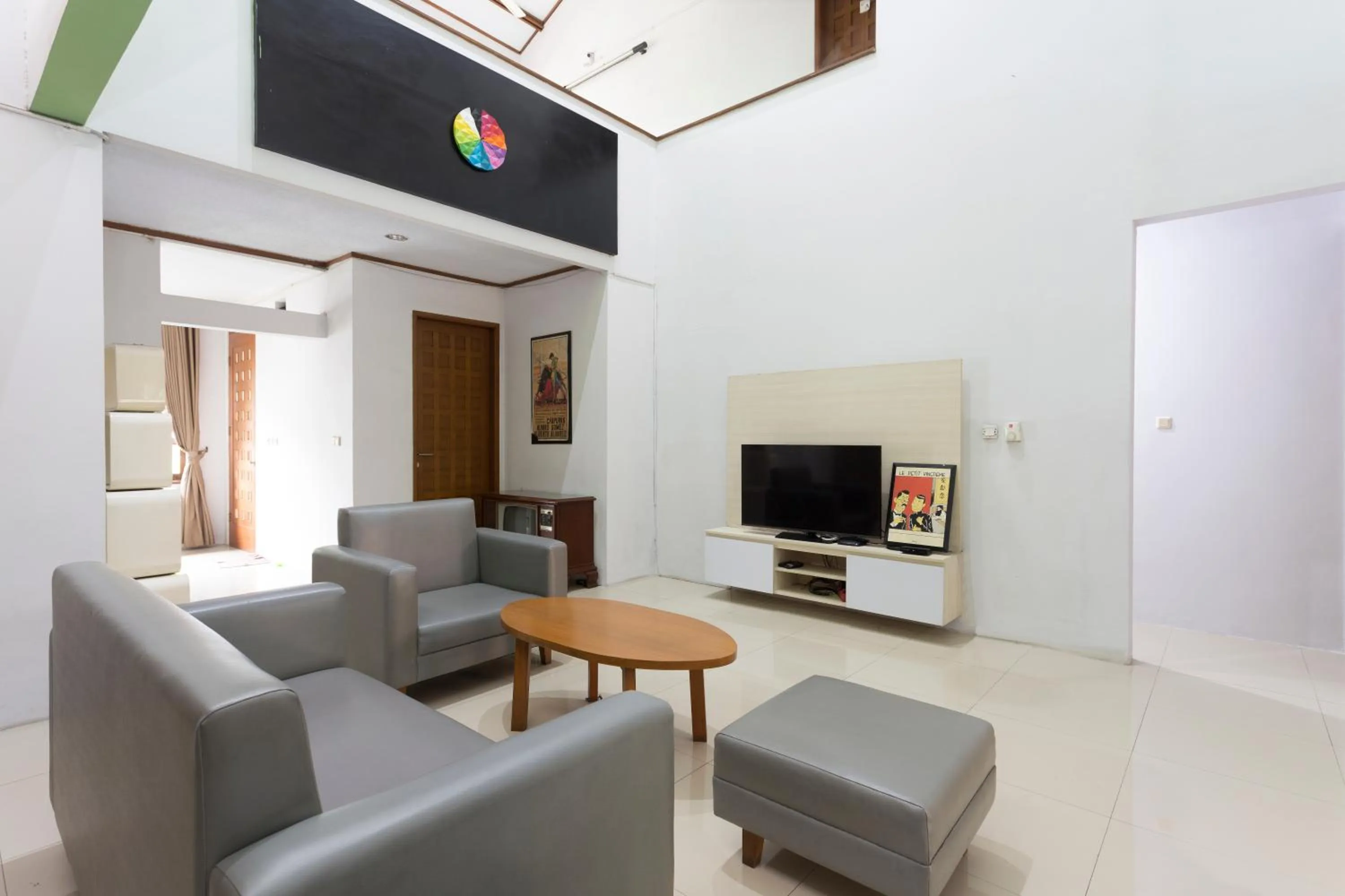 Communal lounge/ TV room in RedDoorz Plus near Cilandak Town Square 2