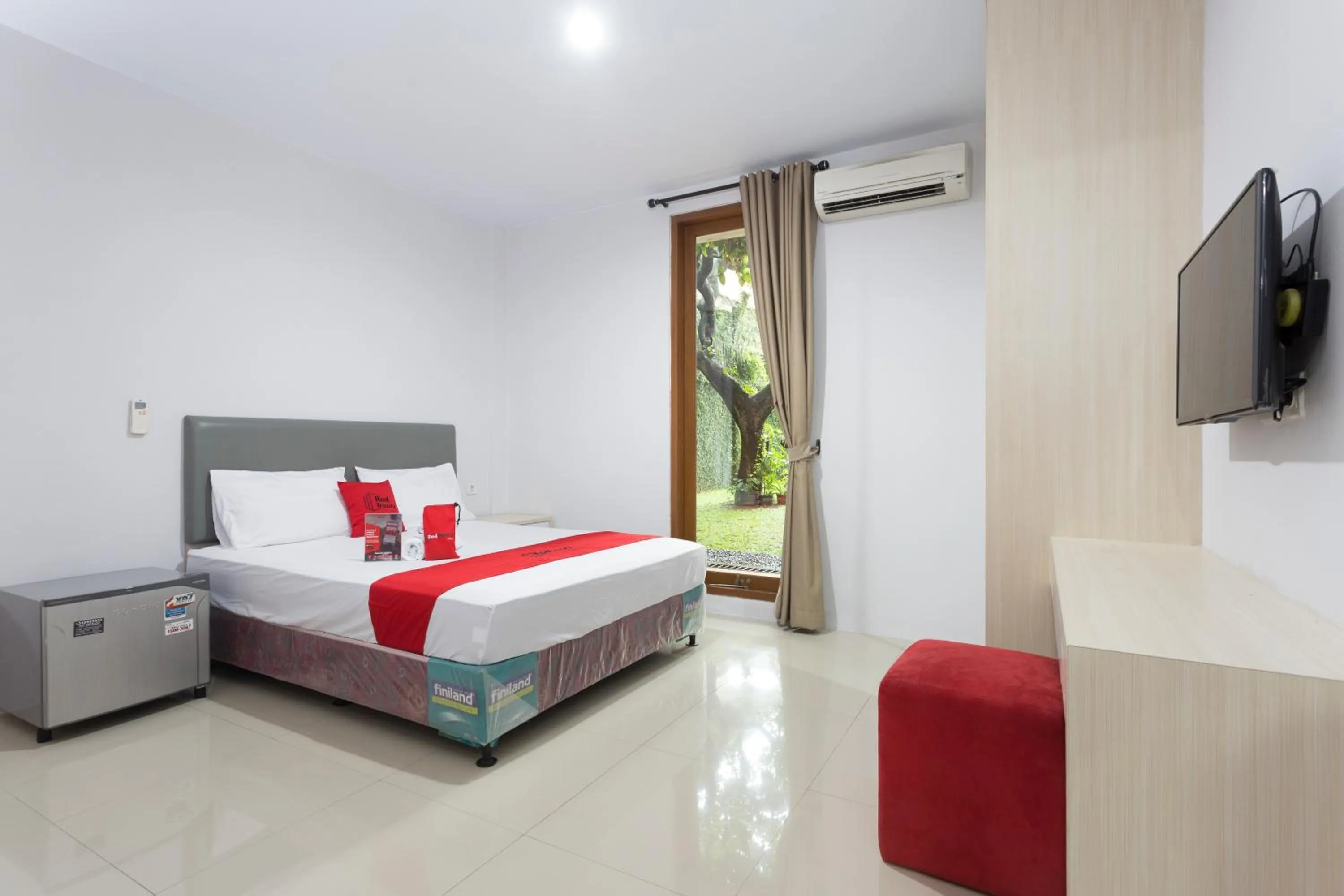 Bedroom, Bed in RedDoorz Plus near Cilandak Town Square 2