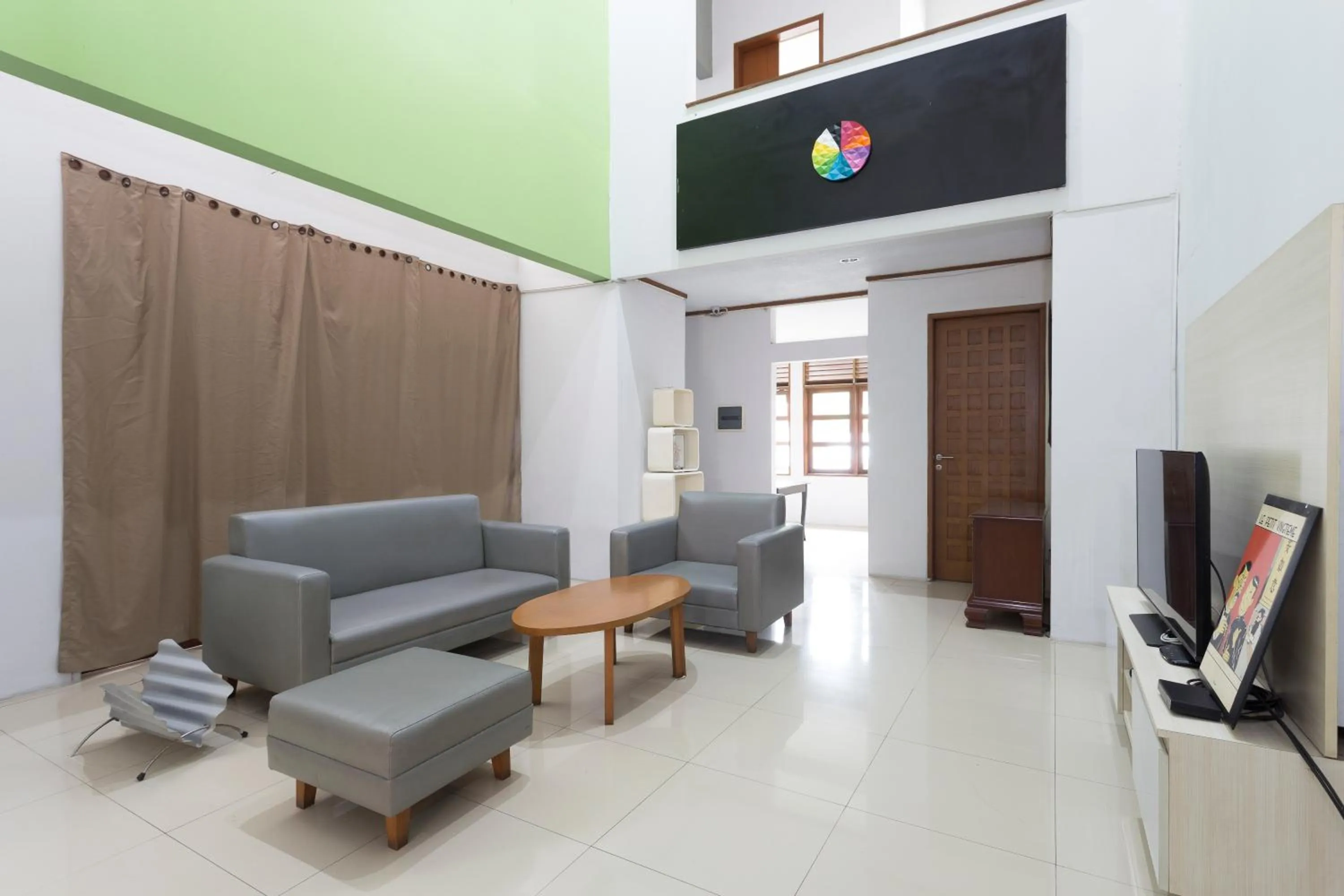Communal lounge/ TV room in RedDoorz Plus near Cilandak Town Square 2