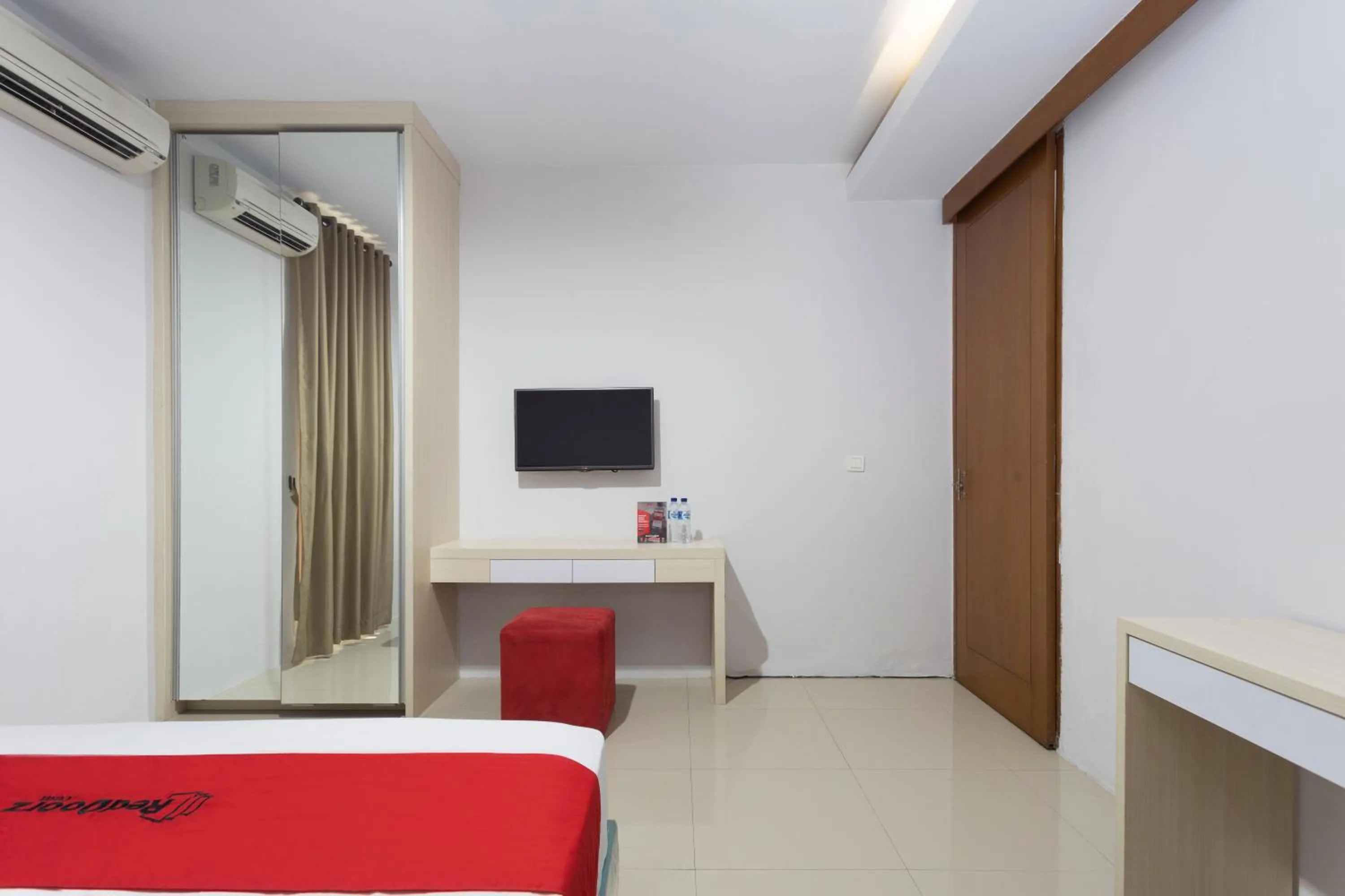 Bedroom, Bed in RedDoorz Plus near Cilandak Town Square 2