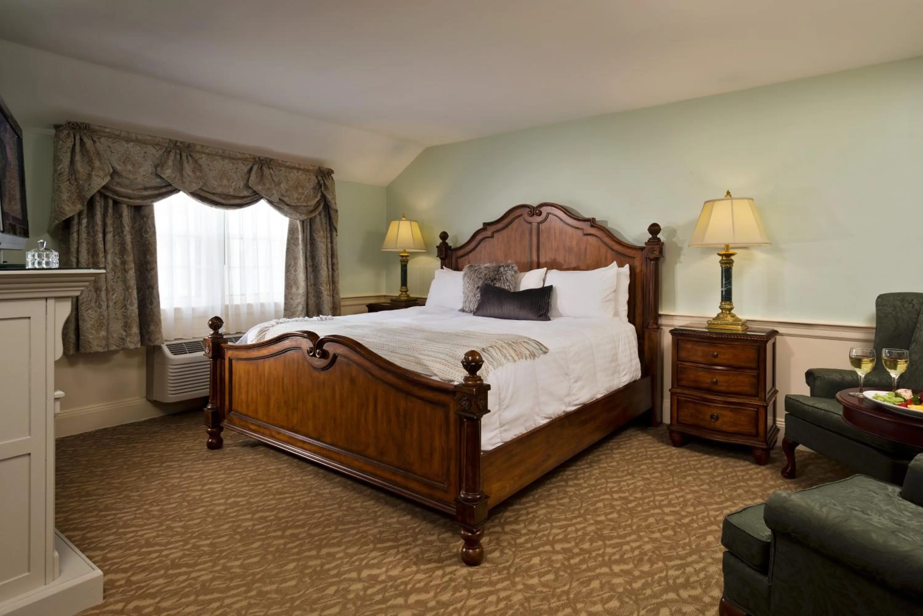 Bed in Dan'l Webster Inn and Spa