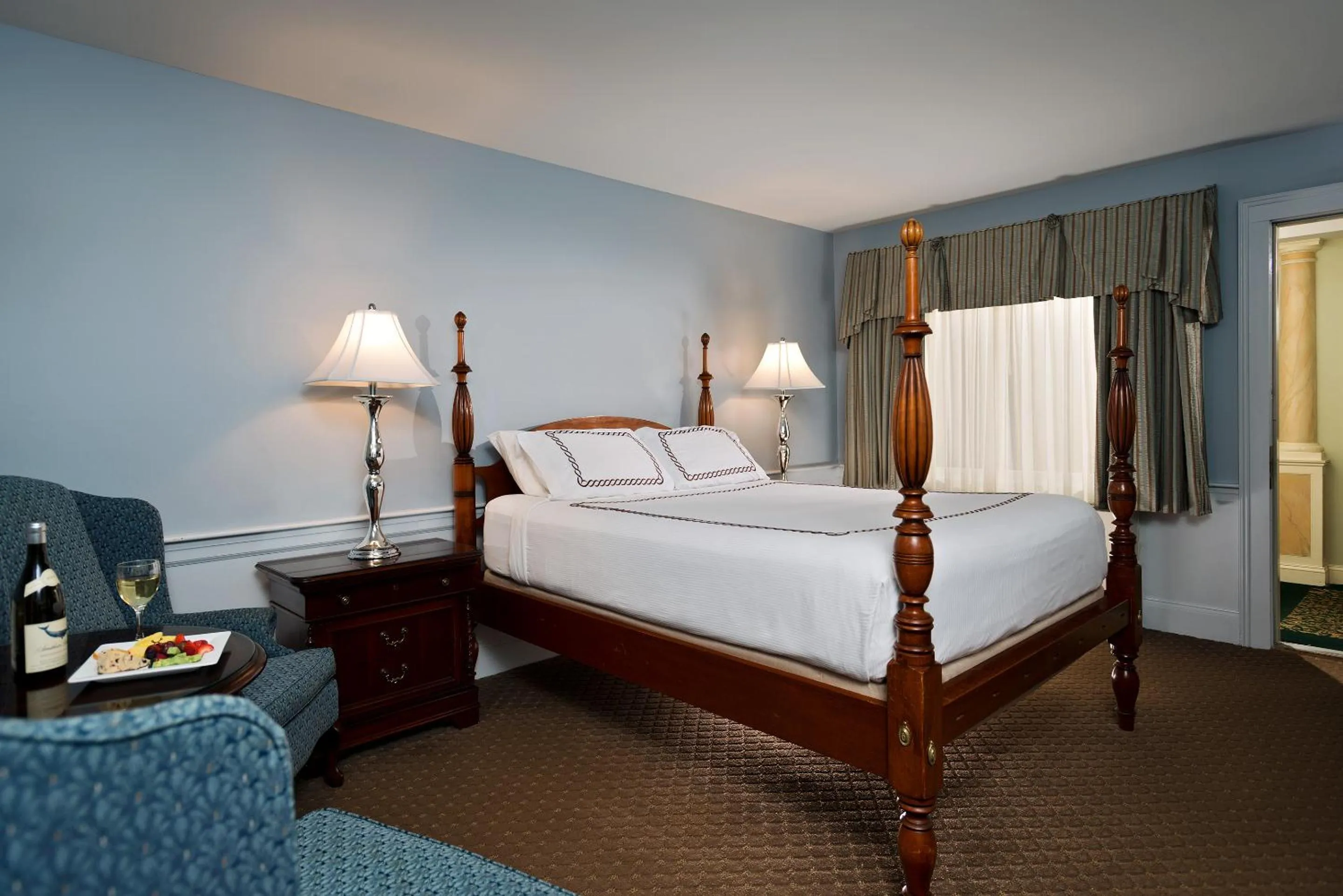 Bed in Dan'l Webster Inn and Spa