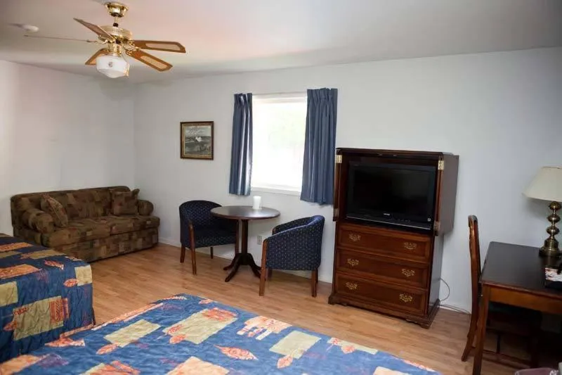 Photo of the whole room, Bed in Clansman Motel