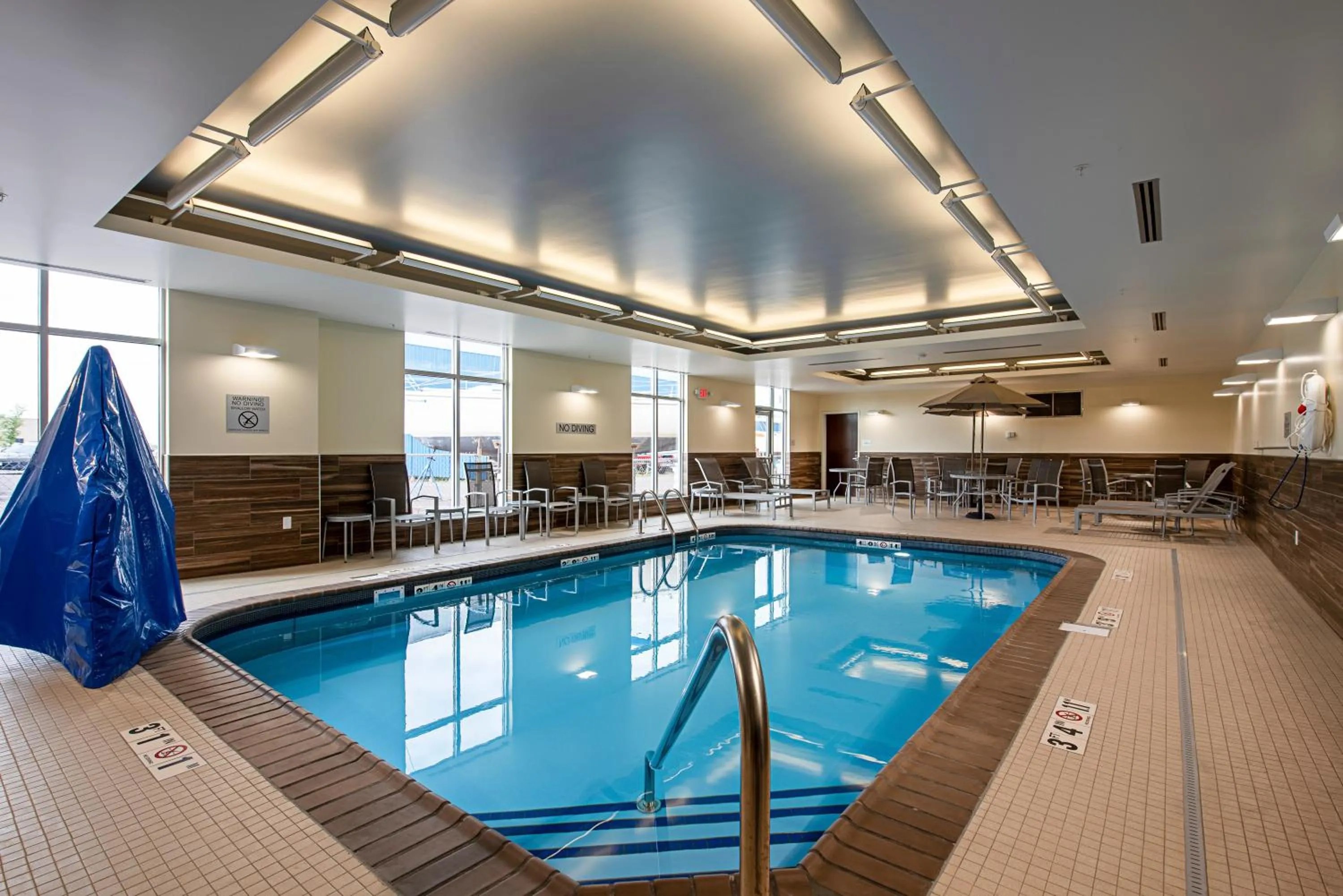 Swimming pool in Fairfield Inn & Suites By Marriott Duluth Waterfront
